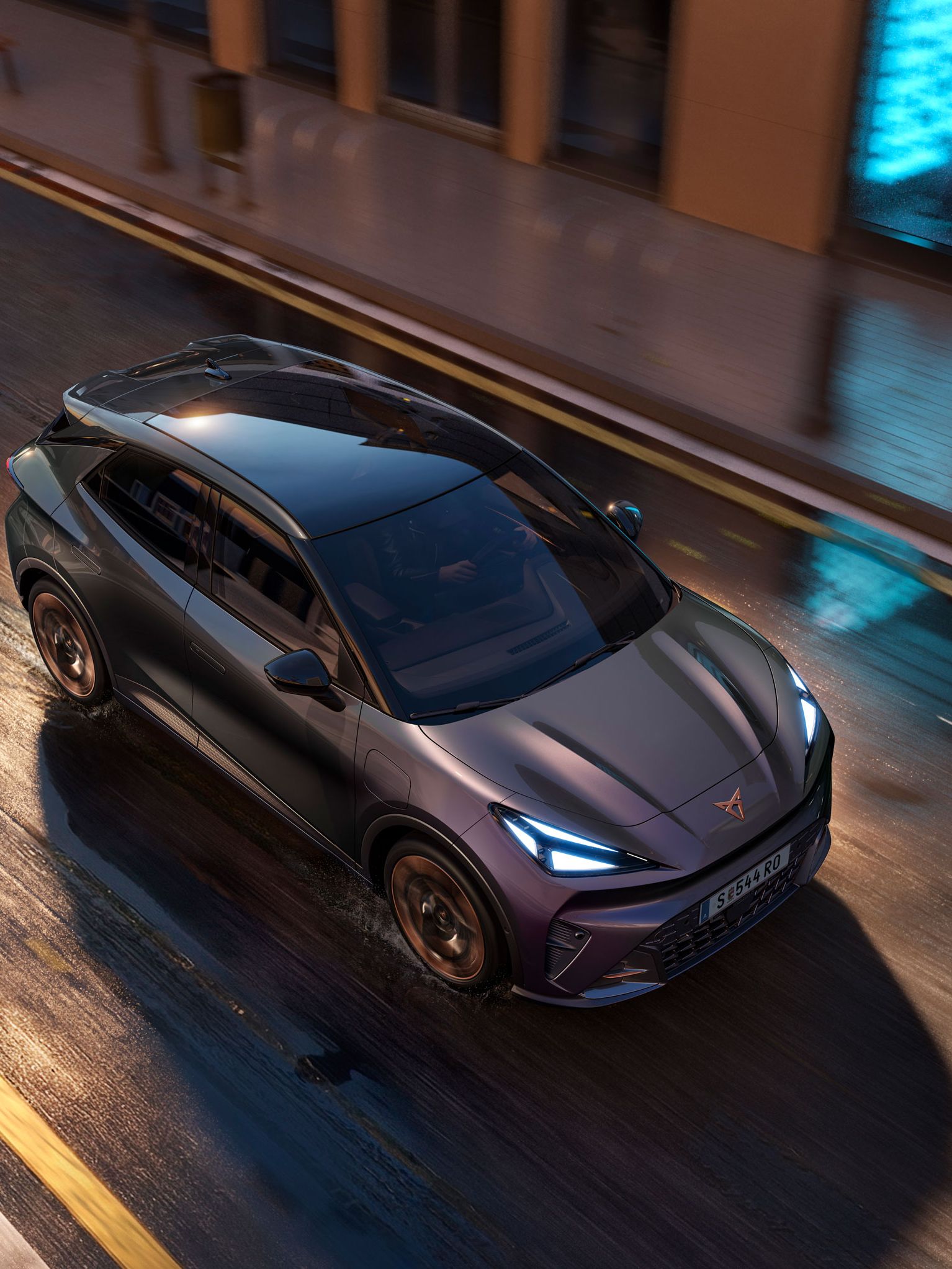 Fahraufnahme des CUPRA Raval VZ in Plasma von oben