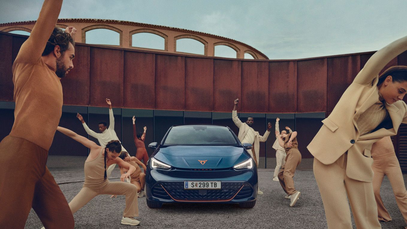 CUPRA Born in Blau mit Tänzern um ihn herum