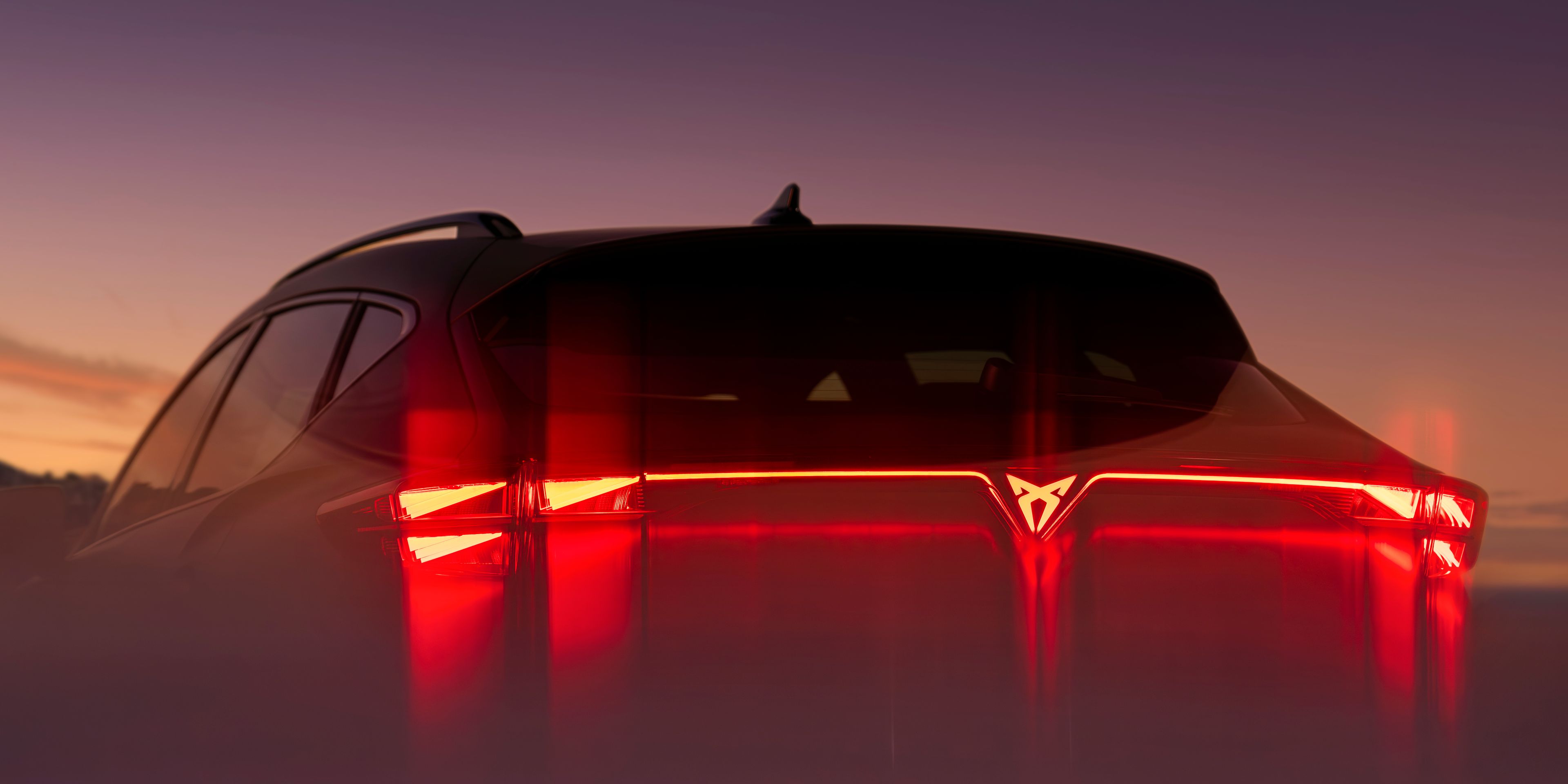 CUPRA Modell Heckansicht beleuchtet