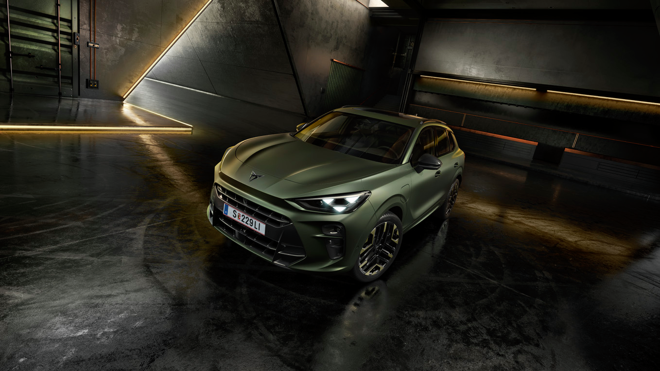 Frontansicht des Fahrzeugs, in einem Parkhaus, in der neuen Farbe Manganese Matt, ergänzt durch 20-Zoll-Leichtmetallfelgen.