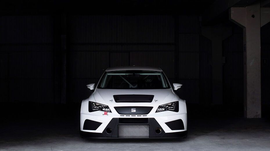 Ein weißer SEAT Sportwagen zum Thema SEAT Sport wird CUPRA RACING.