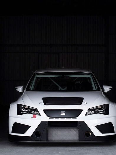 Ein weißer SEAT Sportwagen zum Thema SEAT Sport wird CUPRA RACING.