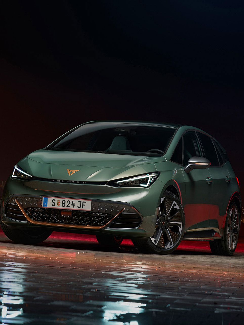 Seitliche Frontansicht eines grünen CUPRA Born VZ.