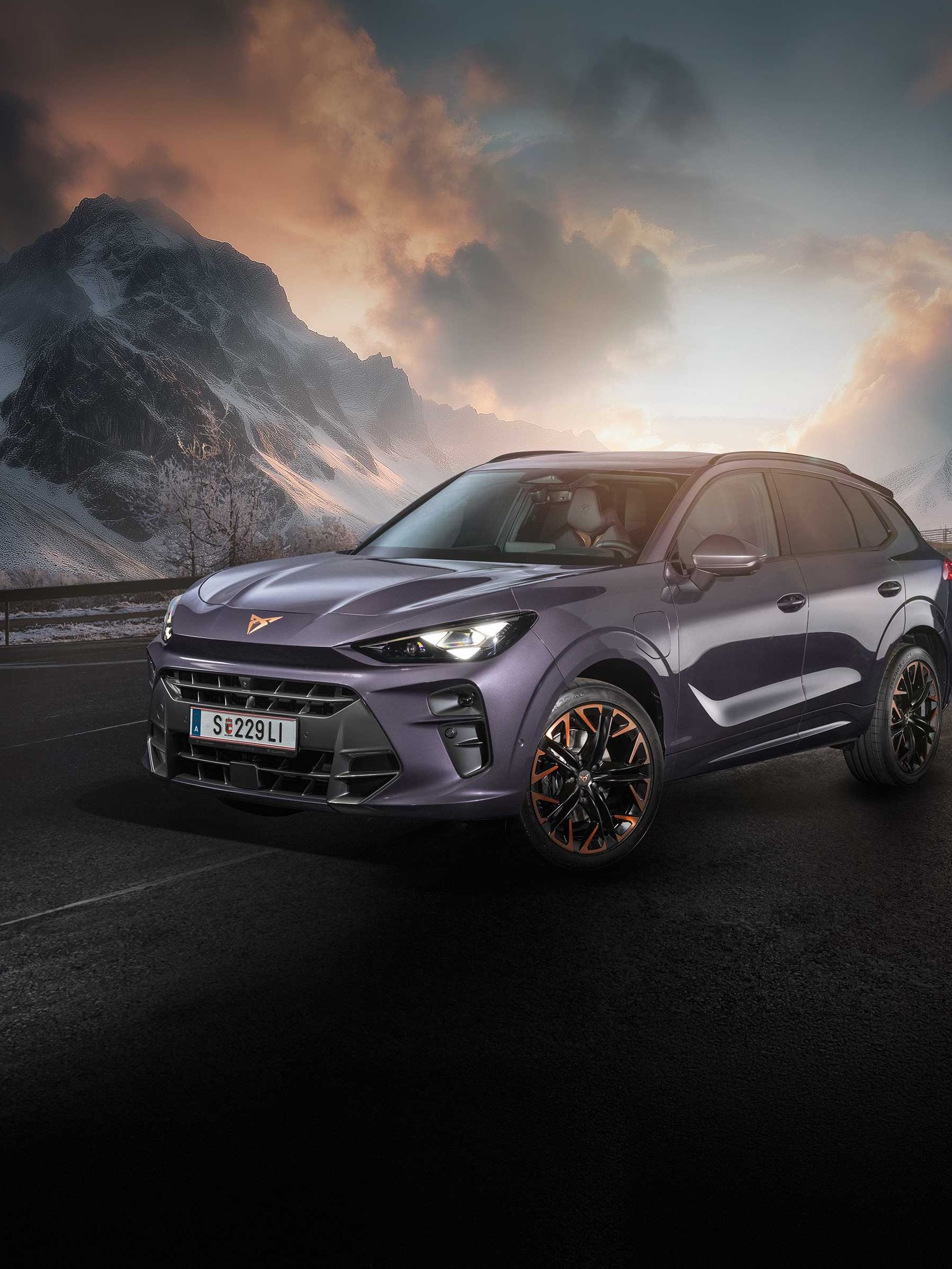 Ein violetter CUPRA Terramar auf einer winterlichen Bergstraße.