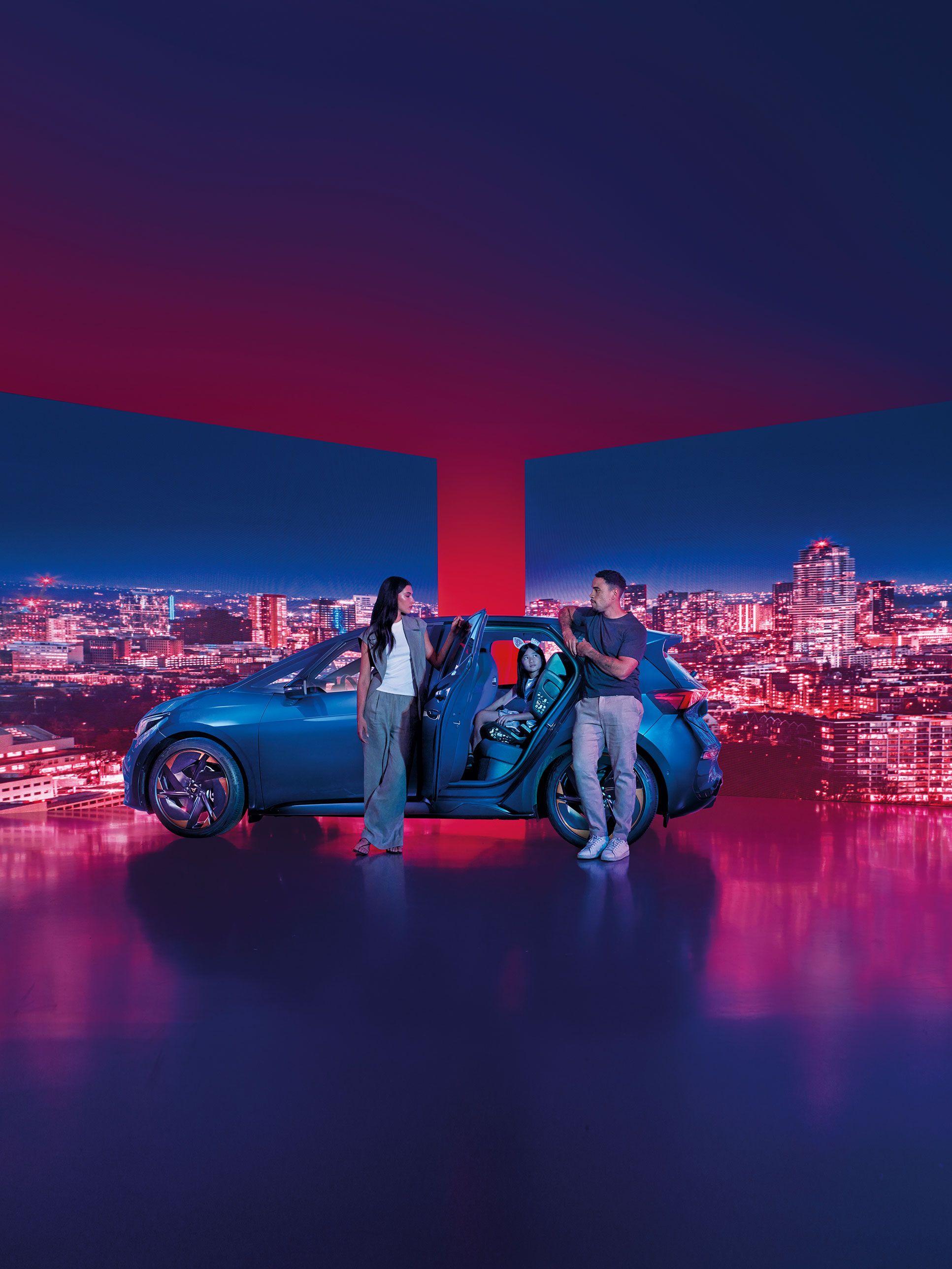 Ein Mann und eine Frau lehnen an einem blauen CUPRA Born mit geöffneten Türen.