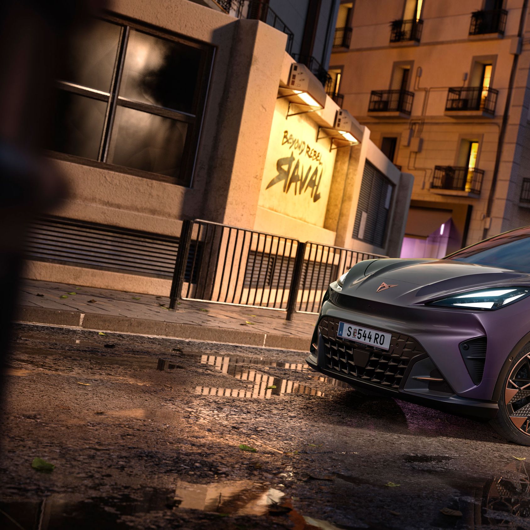 CUPRA Raval VZ in Plasma steht auf einer Straße in urbaner Umgebung