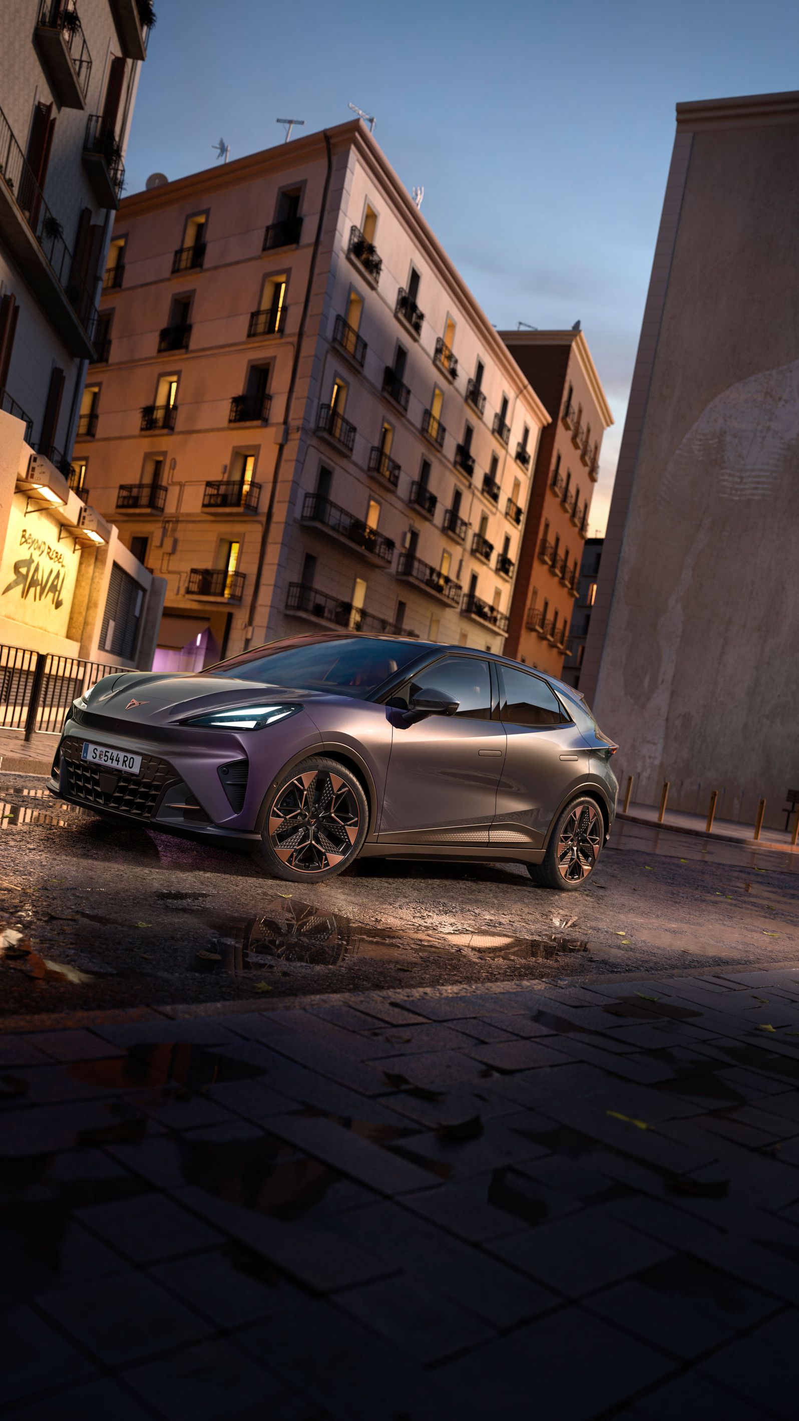 CUPRA Raval VZ in Plasma steht auf einer Straße in urbaner Umgebung