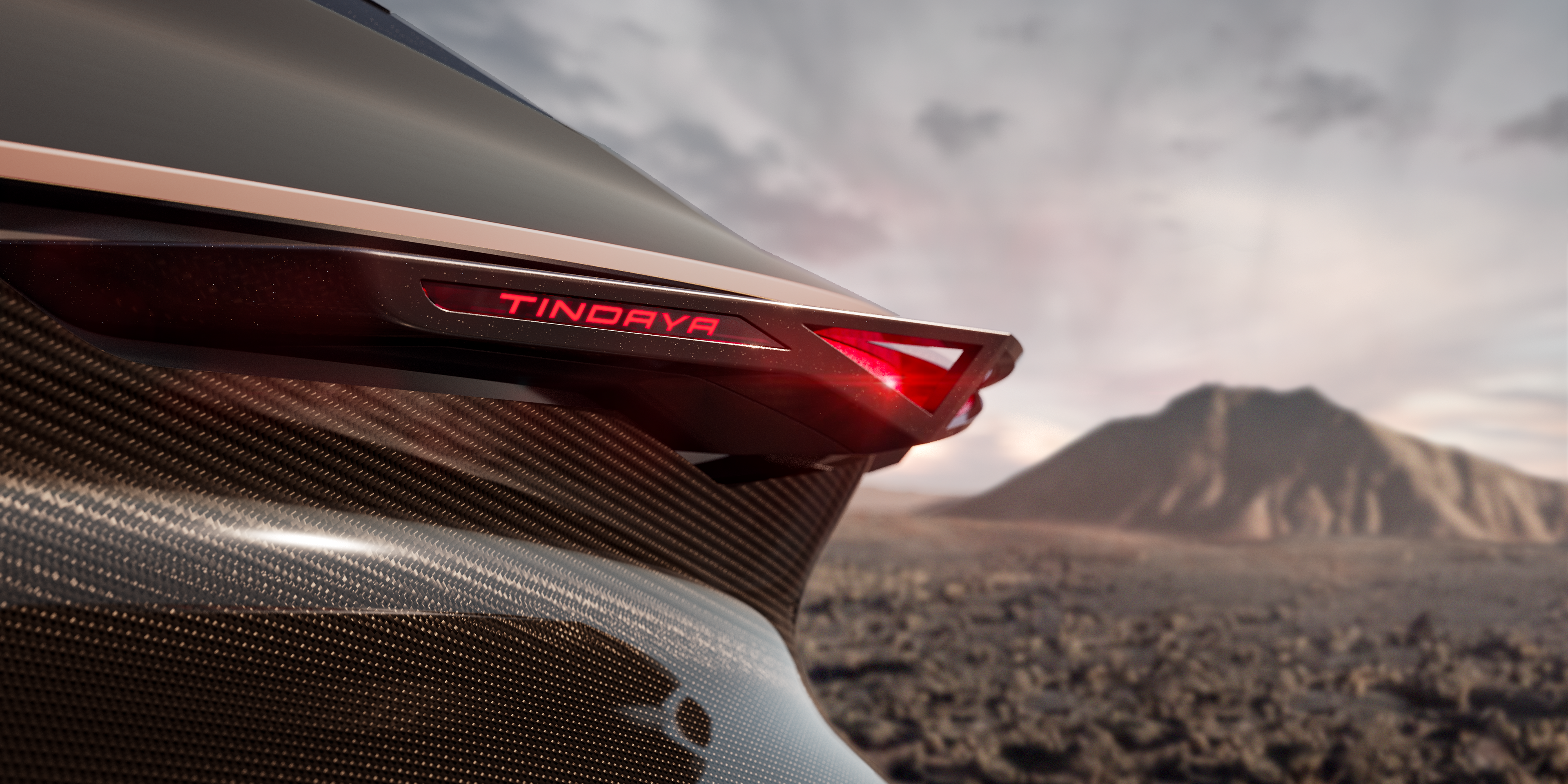 CUPRA Tindaya Heckansicht mit Berg Tindaya im Hintergrund