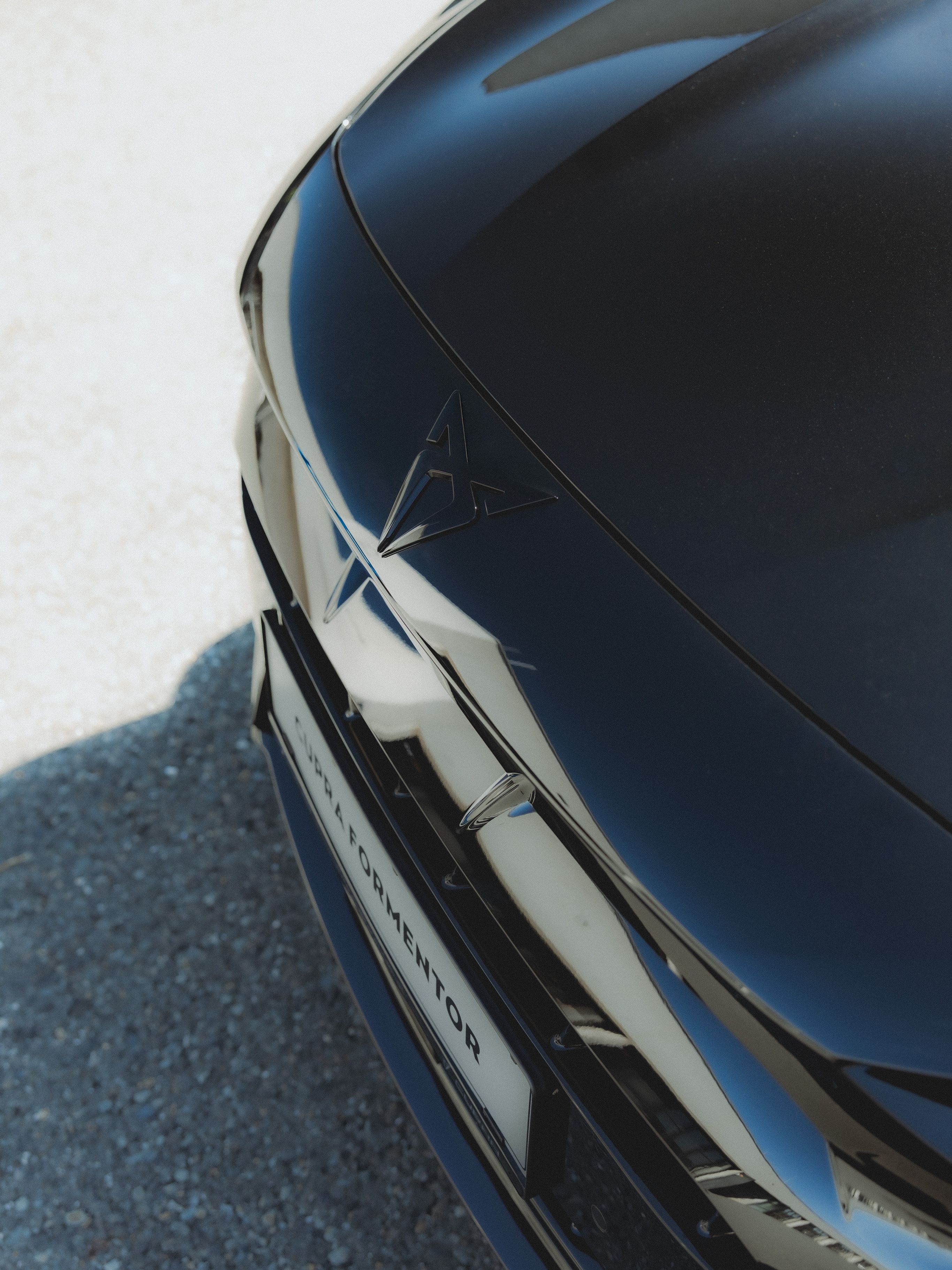 CUPRA Formentor Black Edition Motorhaube mit schwarzen Logo