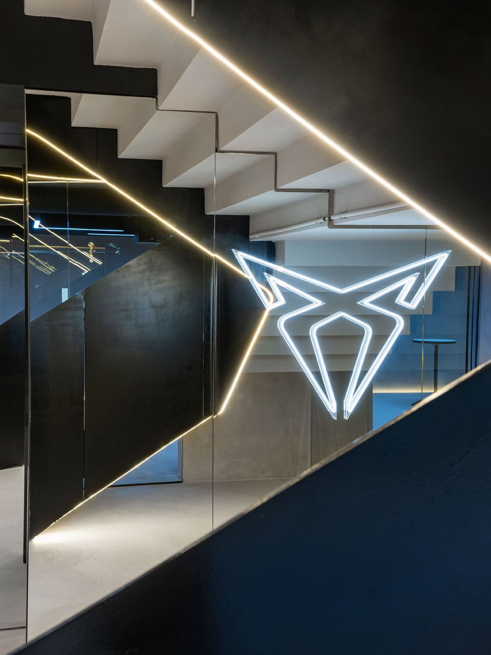 CUPRA City Garage Innenraum. Stiegen und Glaswand