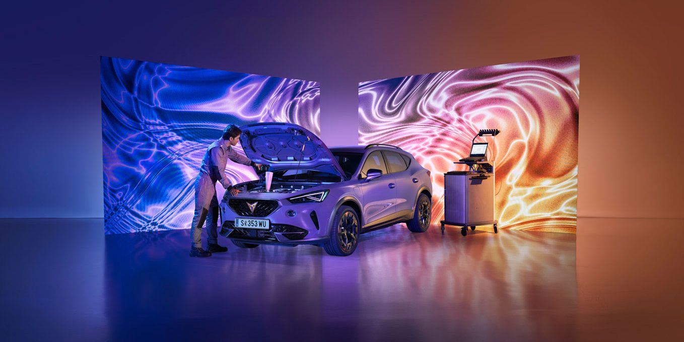 Ein CUPRA Techniker mit Diagnosegeräten öffnet die Motorhaube eines CUPRA Formentor.