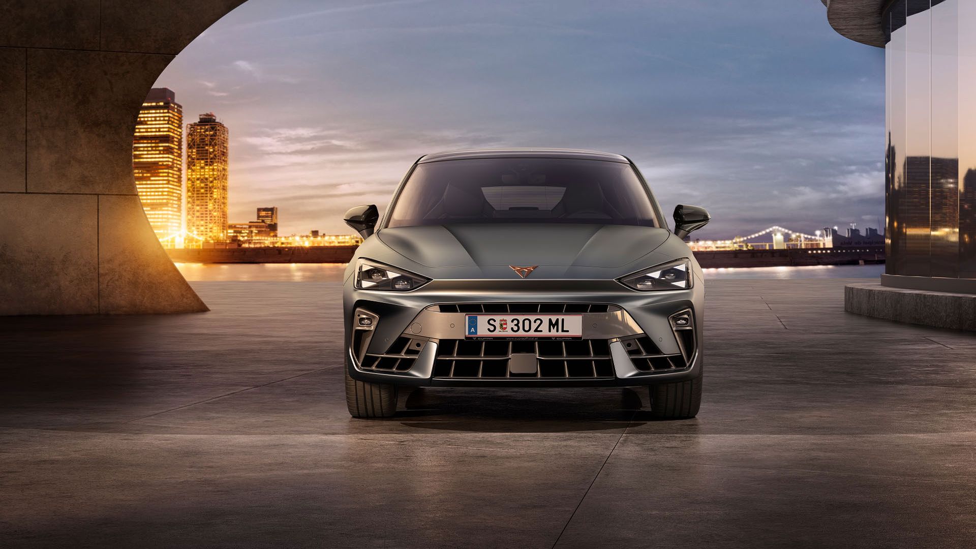 Frontansicht eines grauen CUPRA Leon in einem modernen Parkhaus.