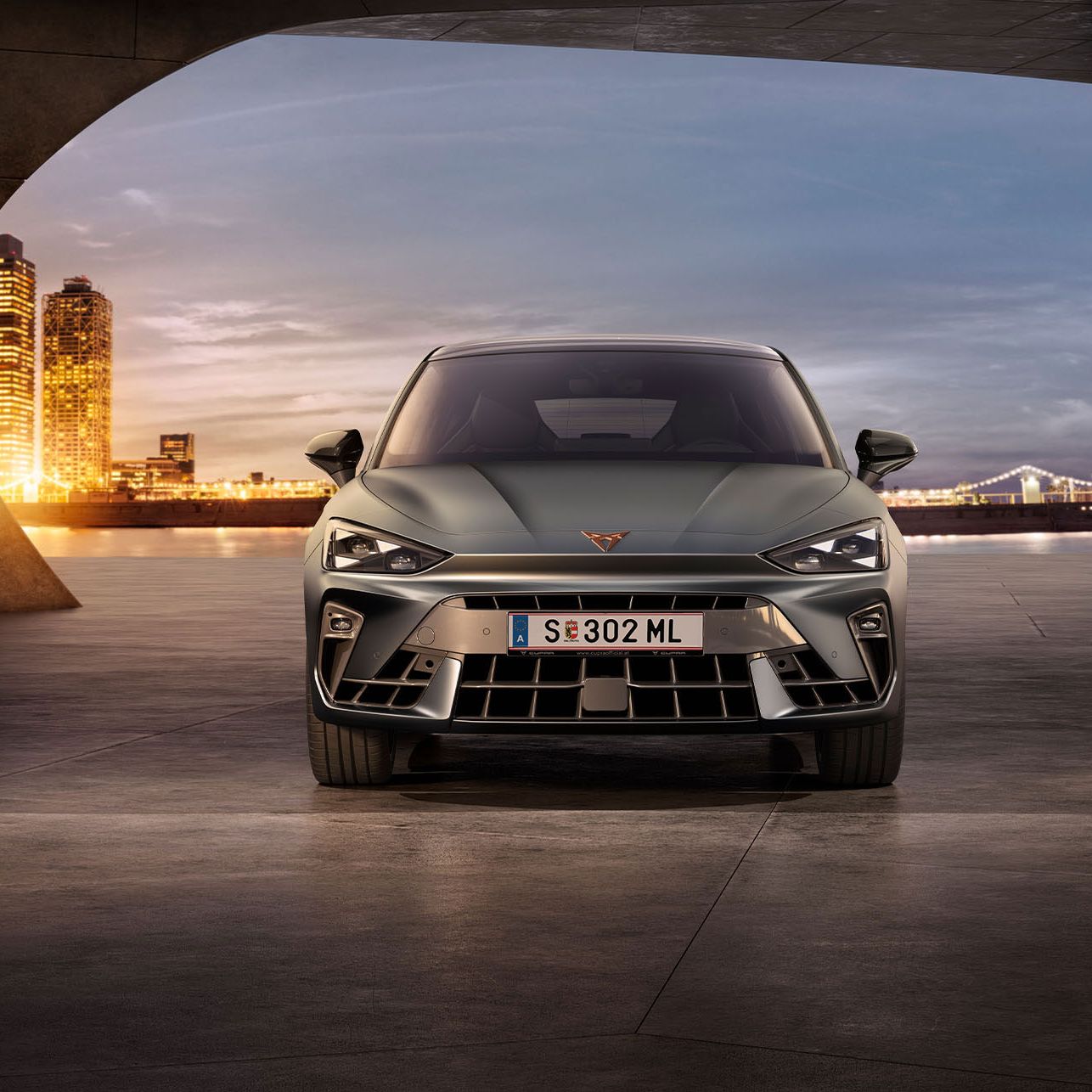 Frontansicht eines grauen CUPRA Leon in einem modernen Parkhaus.