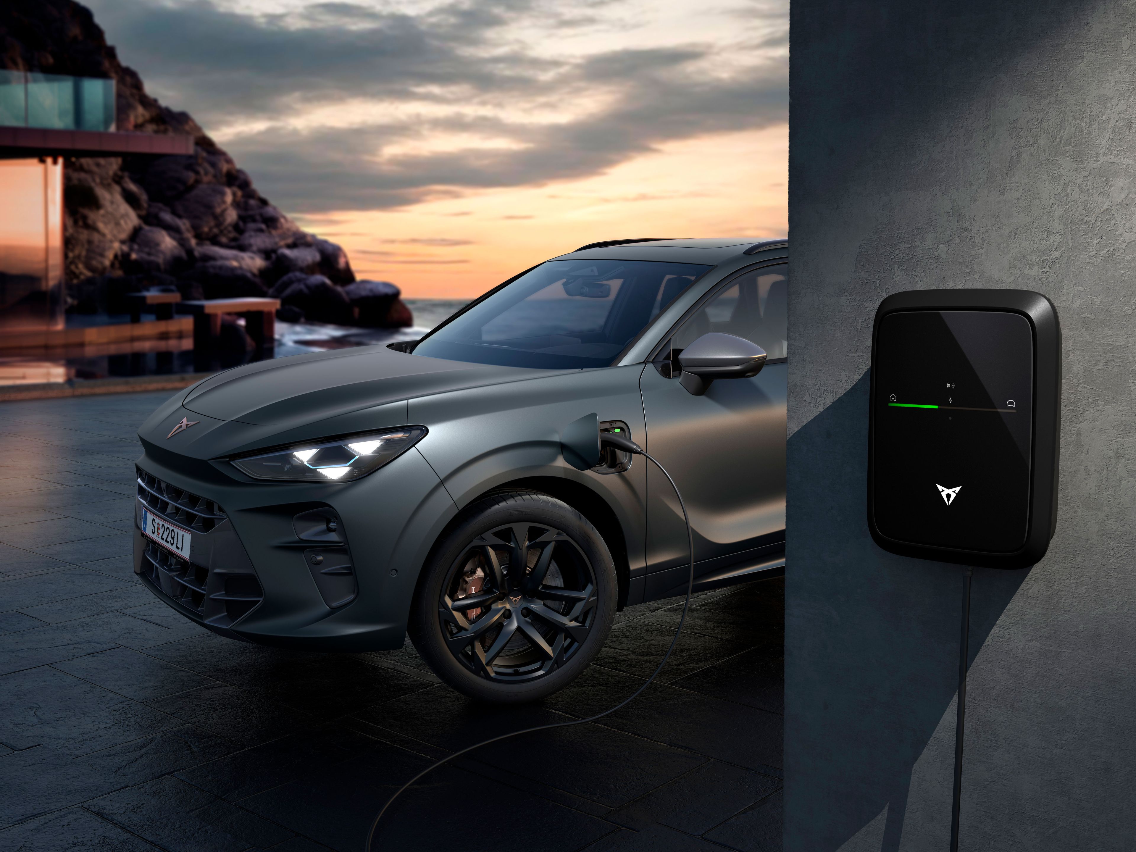 Fokusansicht eines CUPRA Chargers und eines CUPRA Terramar beim Ladevorgang.