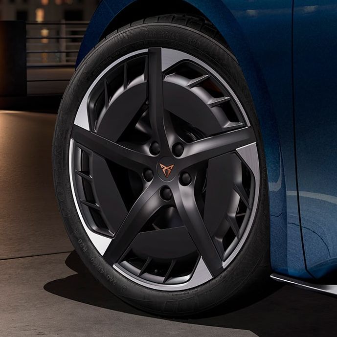 CUPRA Born mit 20" Aero-Felgen mit schwarzer Sportlackierung