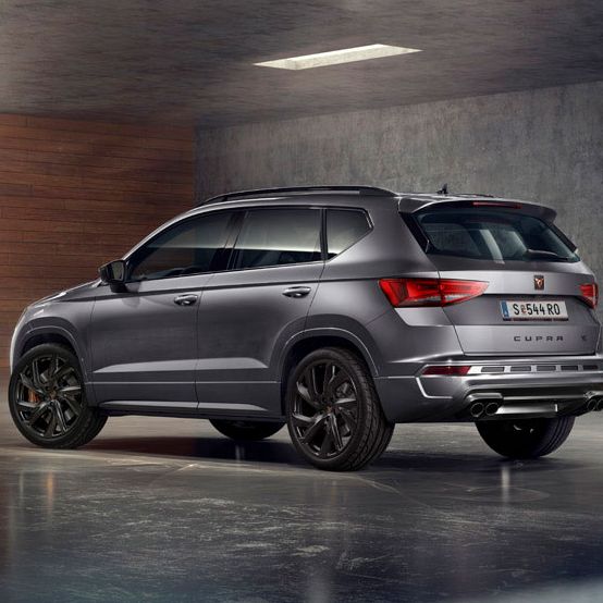 Heckansicht eines grauen CUPRA Ateca VZ SUV, ausgestattet mit 300 PS, 6 Fahr-Modi und optionalen Brembo-Bremsen.