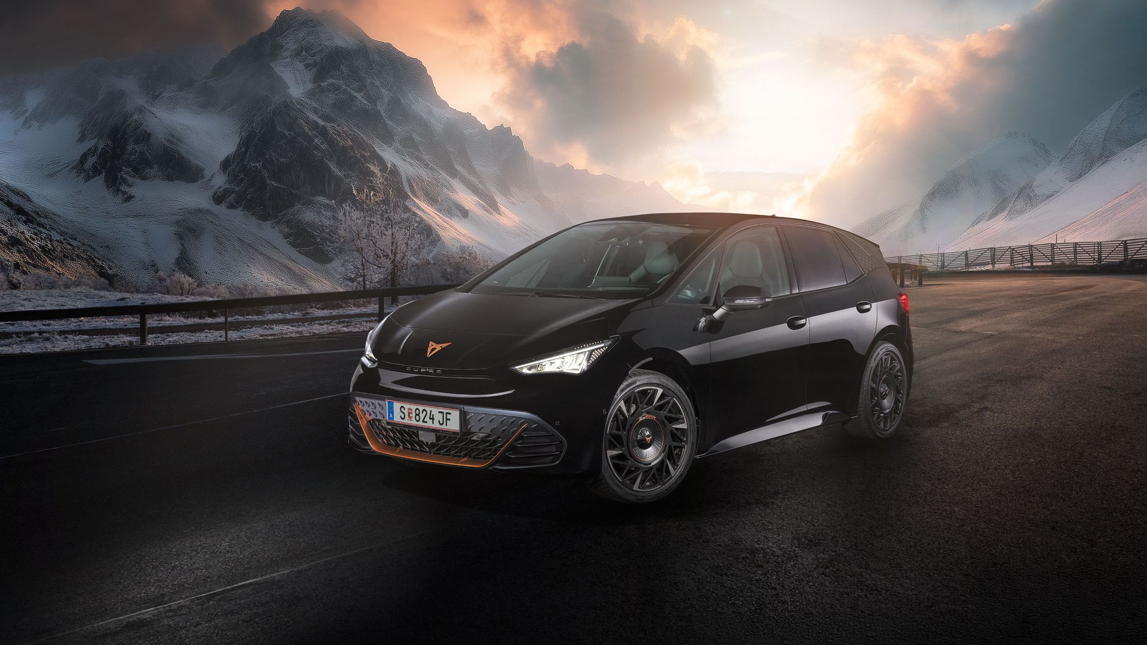 Ein schwarzer CUPRA Born in Fahrt auf einer Bergstraße.