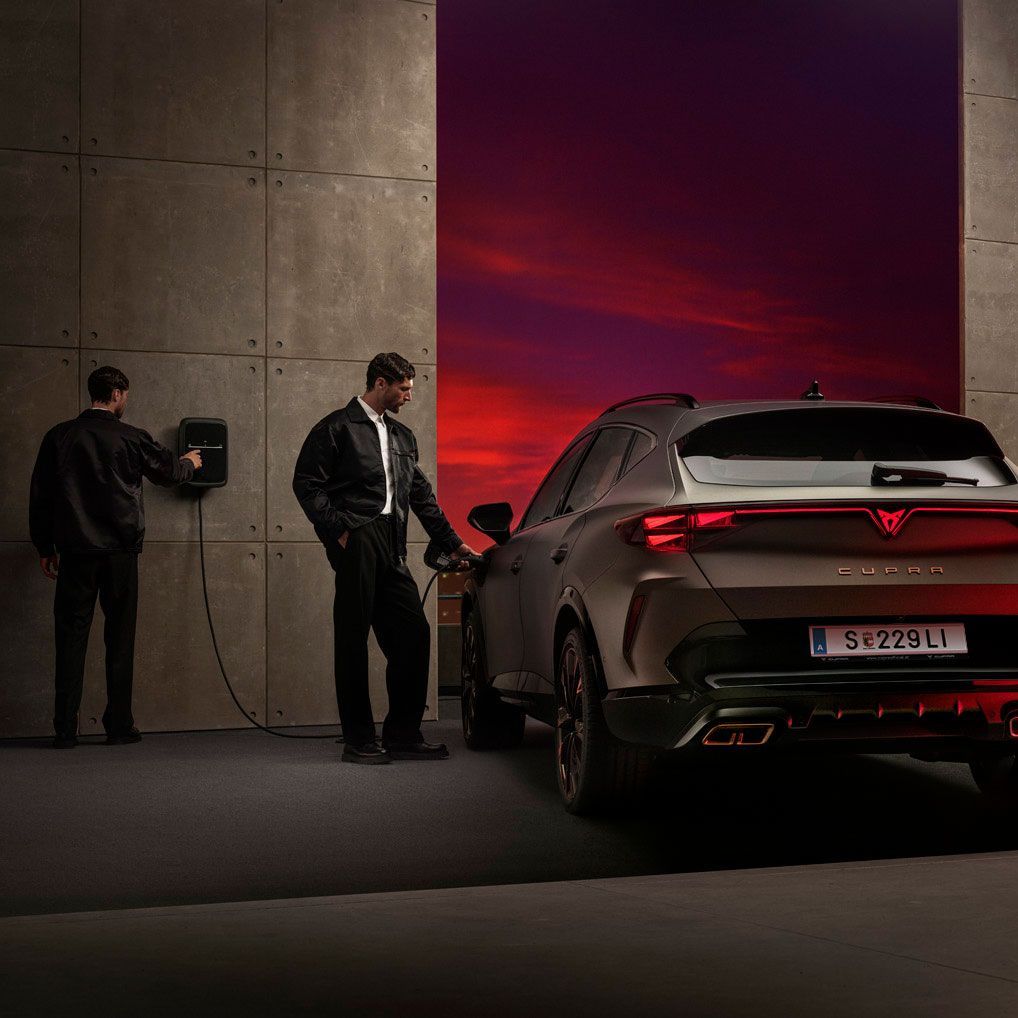 Ein CUPRA FORMENTOR e-HYBRID beim Ladevorgang