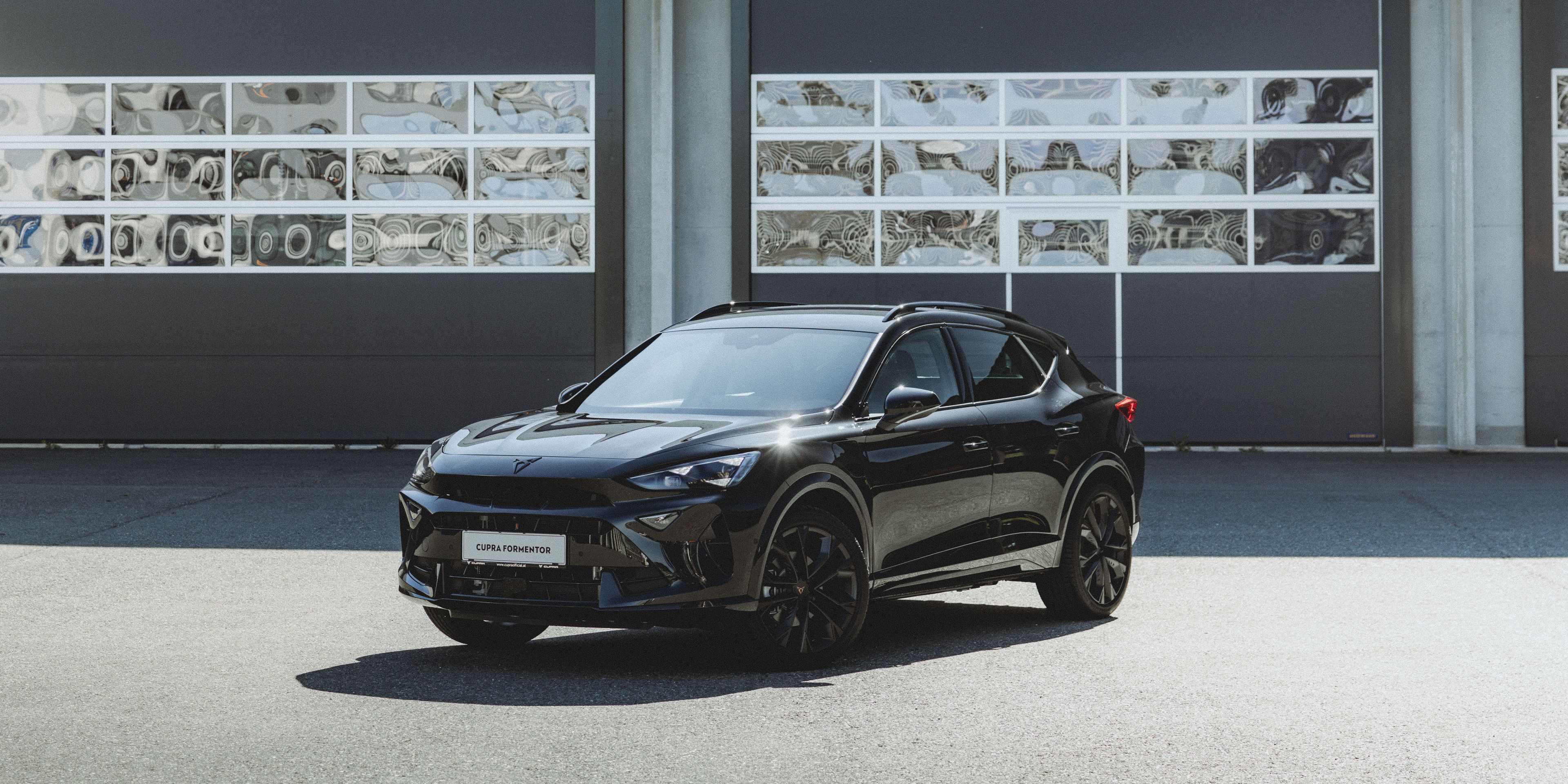 CUPRA Formentor Black Edition vor Garage