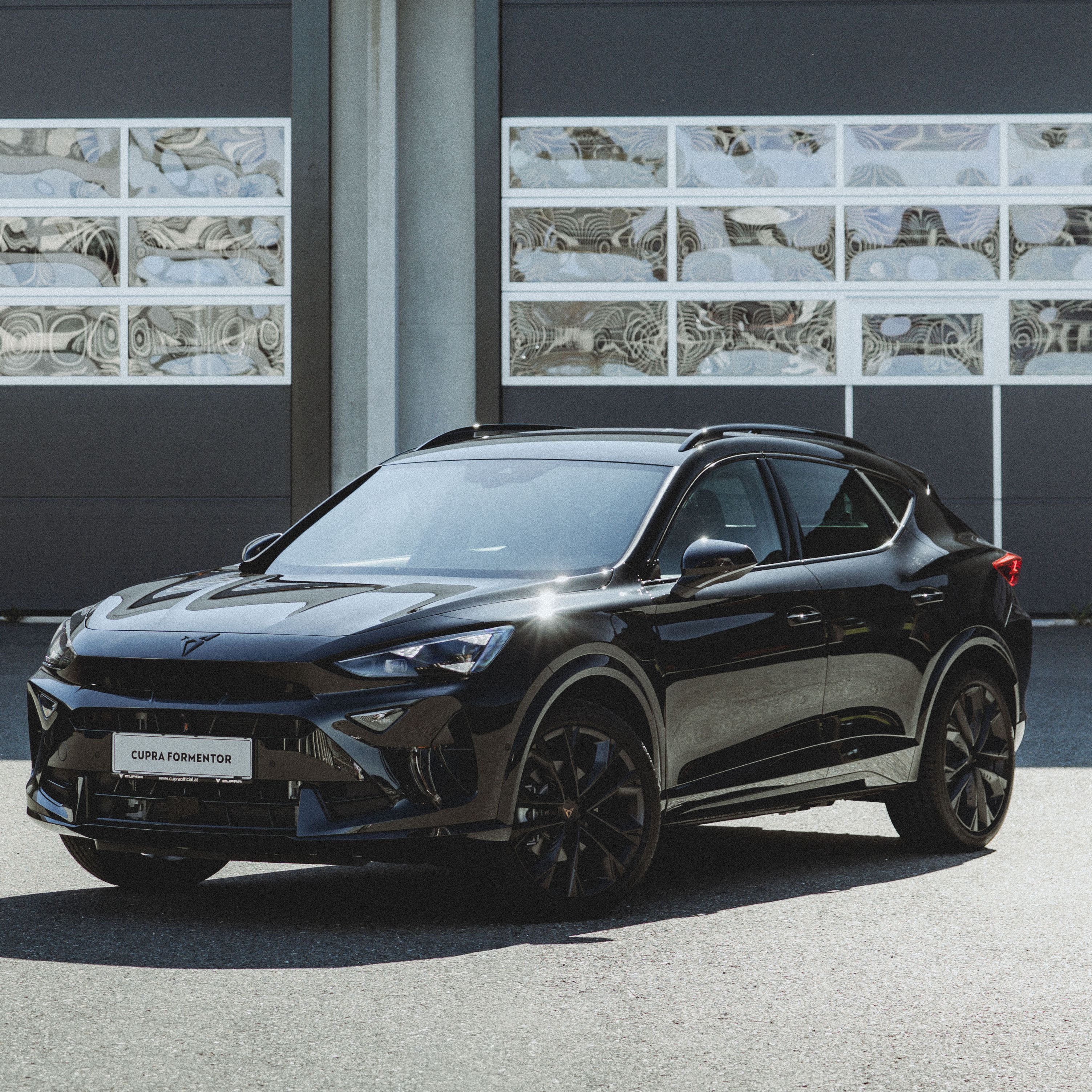 CUPRA Formentor Black Edition vor Garage