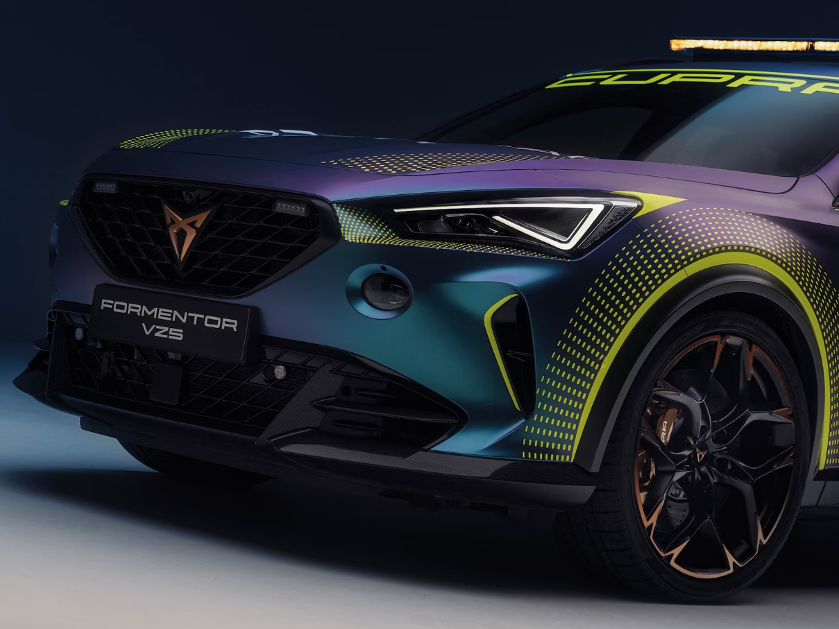 Frontansicht eines CUPRA Formentor VZ5 in Neonfarben.