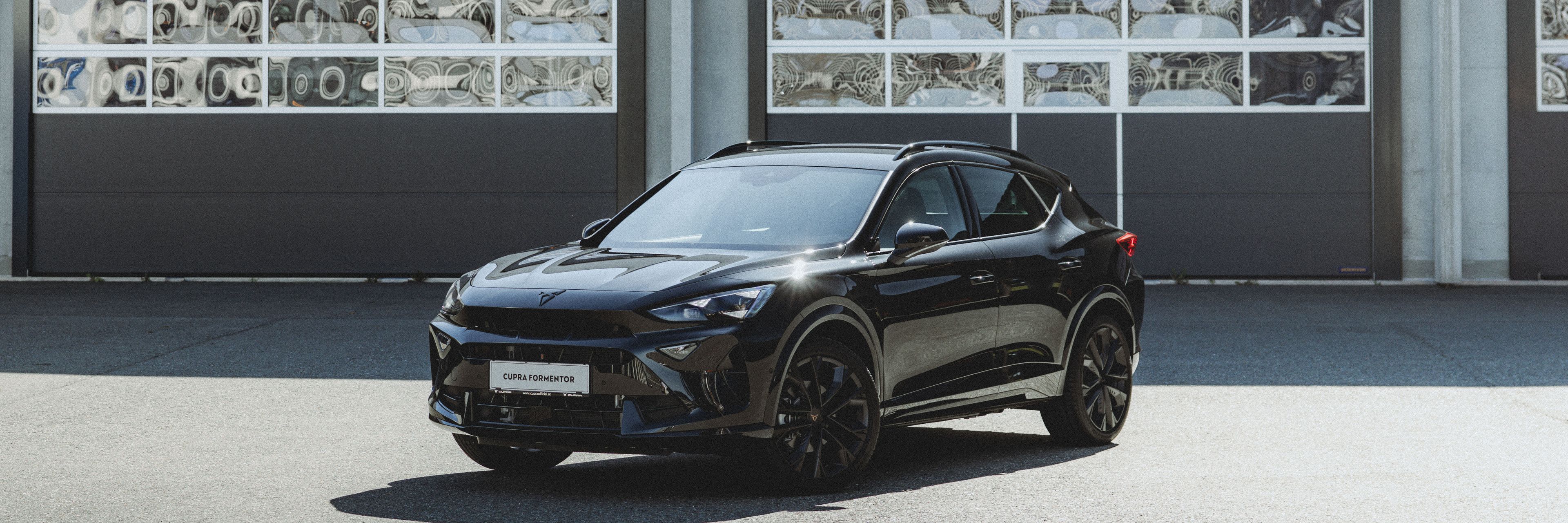 CUPRA Formentor Black Edition vor Garage