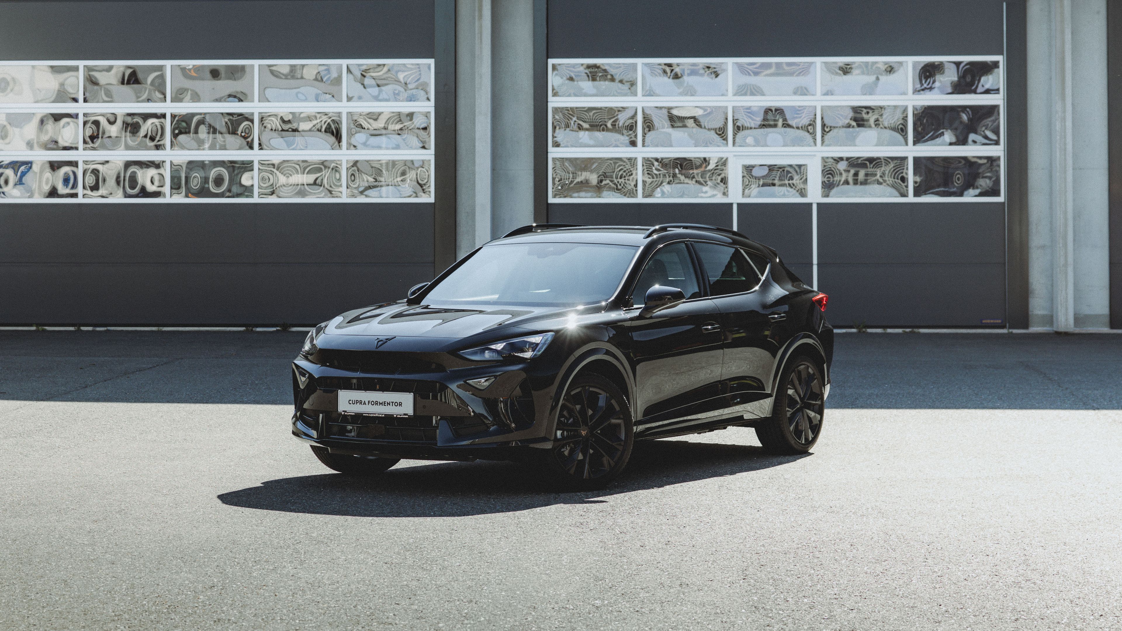 CUPRA Formentor Black Edition vor Garage