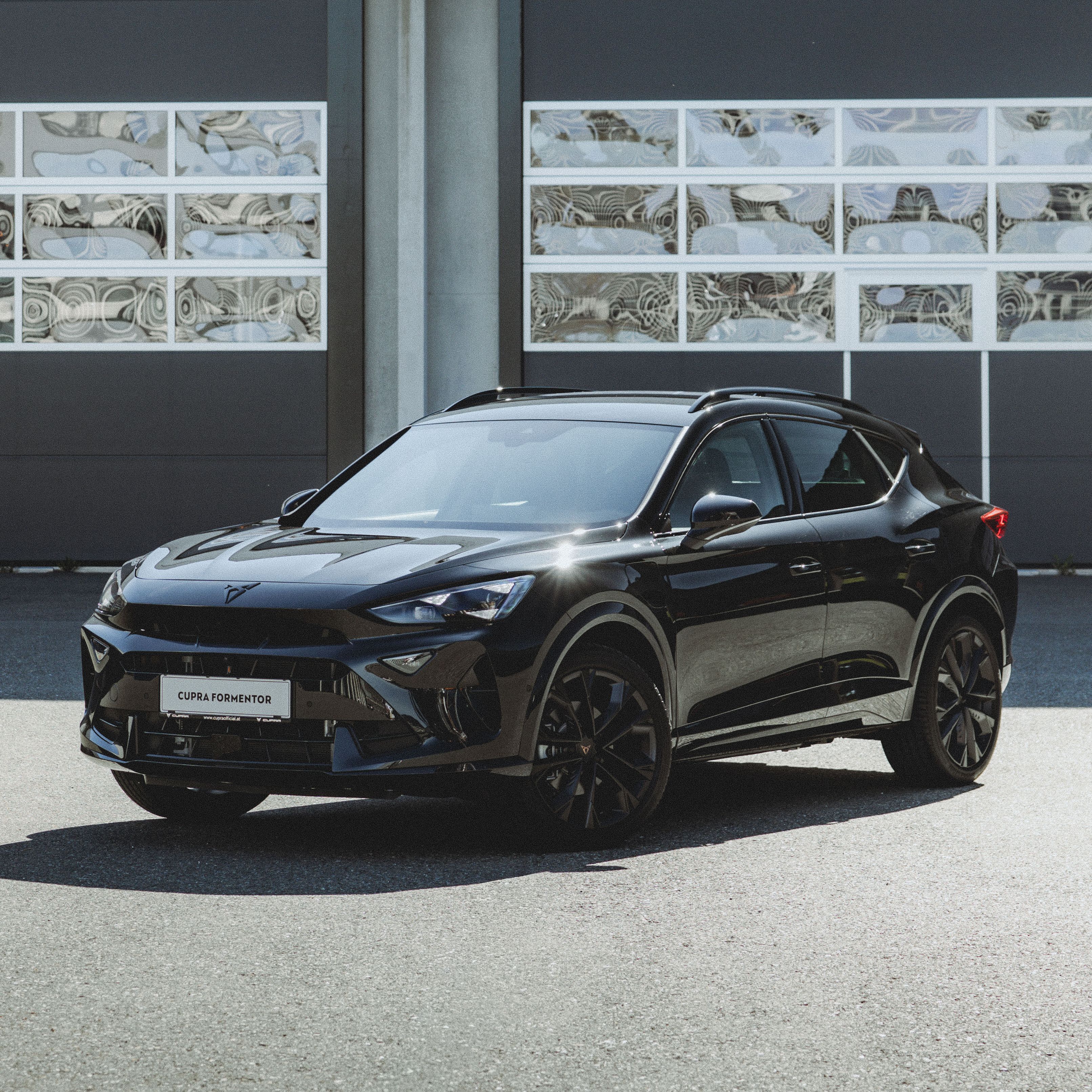 CUPRA Formentor Black Edition vor Garage