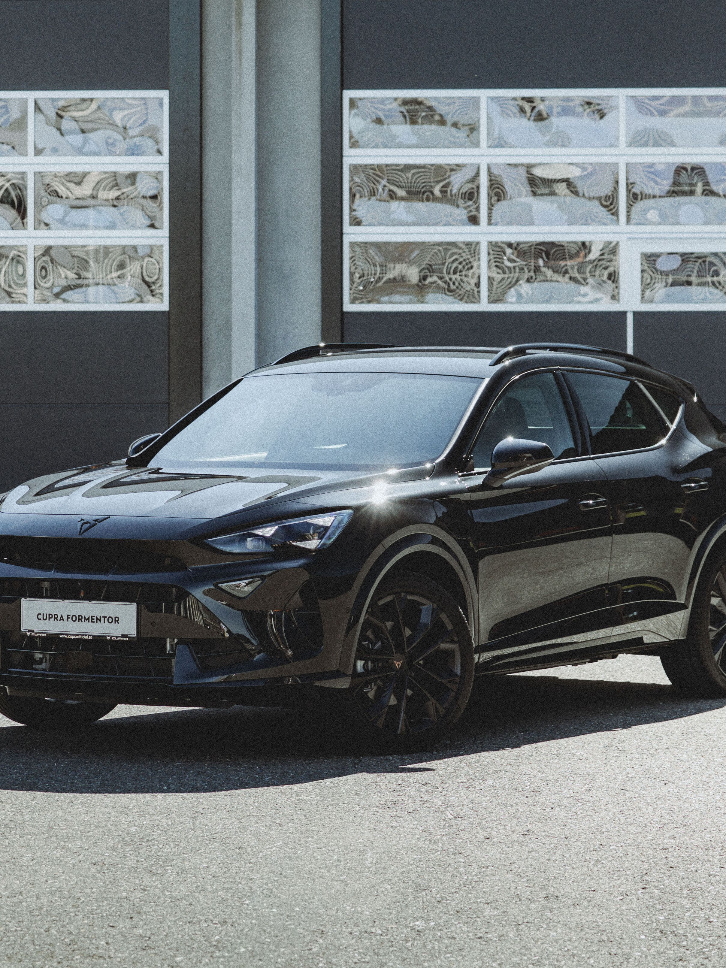 CUPRA Formentor Black Edition vor Garage