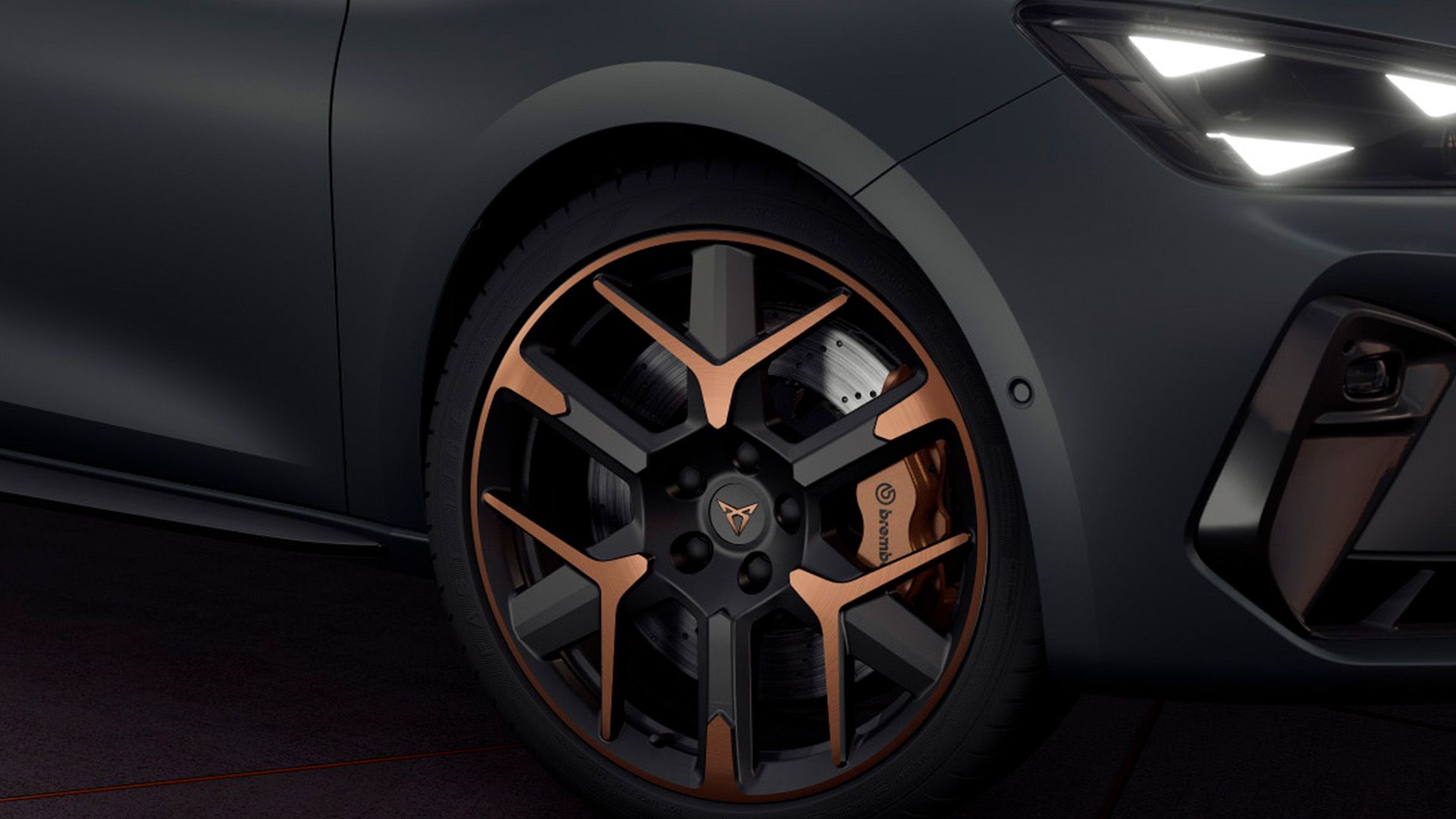 19-Zoll-Leichtmetallfelgen für den CUPRA Leon in auffälligen CUPRA Kupfertönen, ergänzt durch Brembo-Bremssättel.