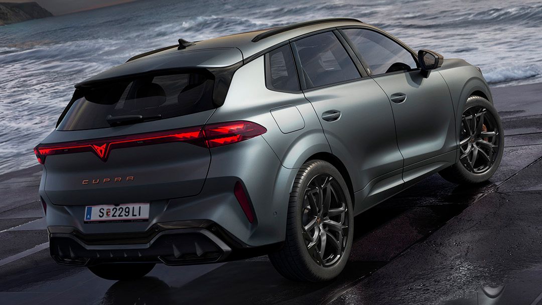 Der CUPRA Terramar auf einer Steinplatte vor dem Meer 