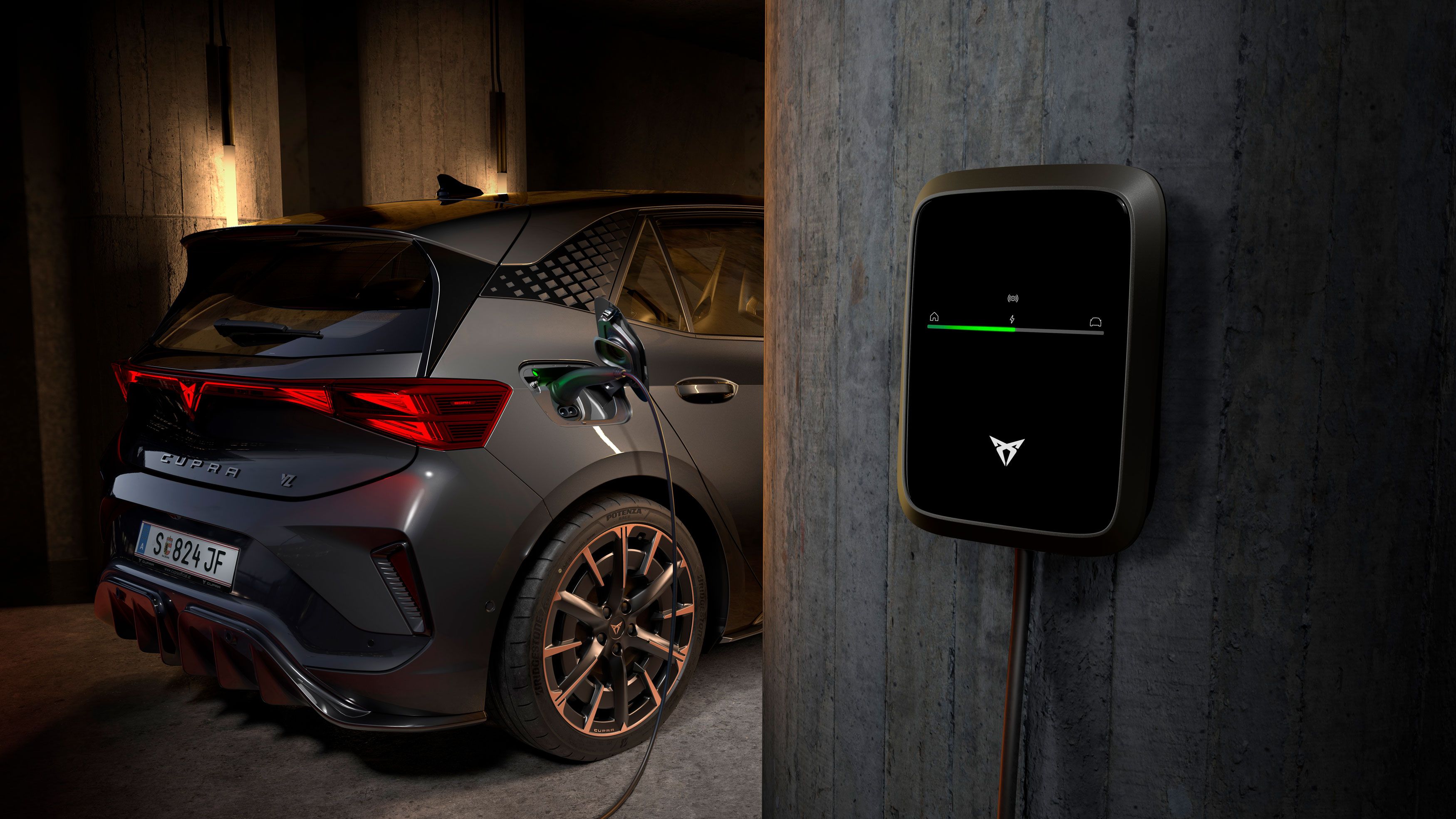 Ladesystem des CUPRA Born VZ. Das Auto wird bequem zu Hause aufgeladen.
