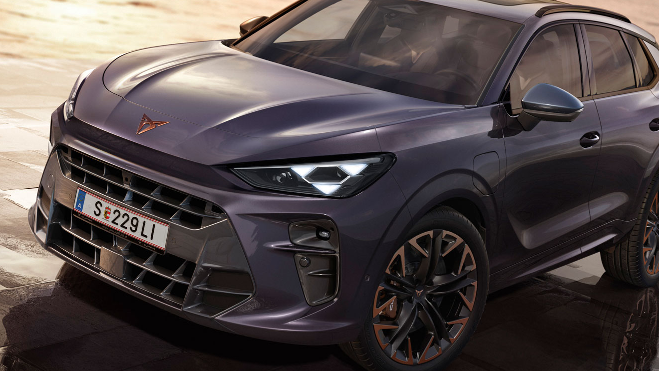 Vorderansicht eines CUPRA Terramar, der zwischen Klippen am Meer parkt.