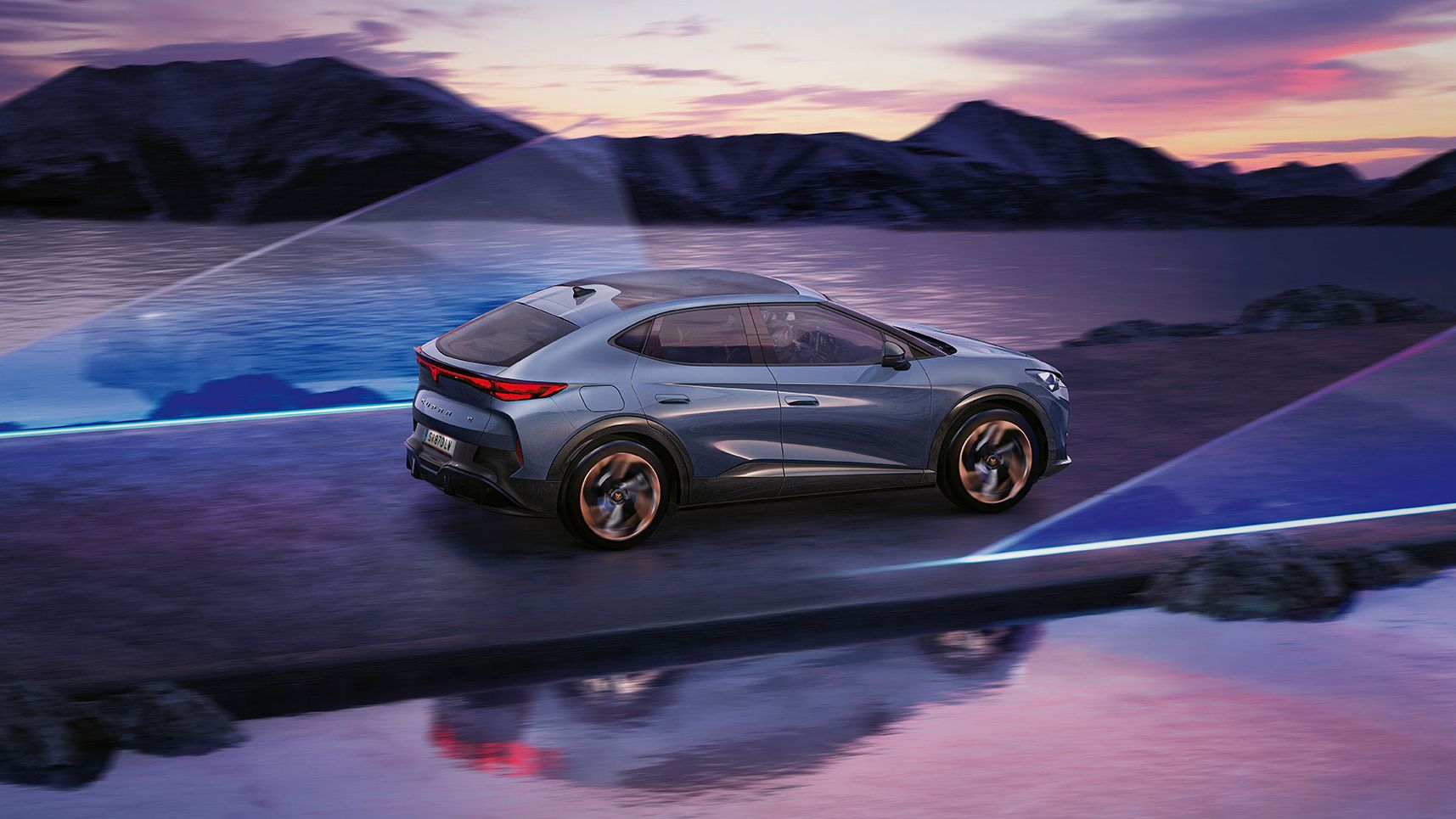 CUPRA Tavascan Seitenansicht vor See mit Bergen im Hintergrund