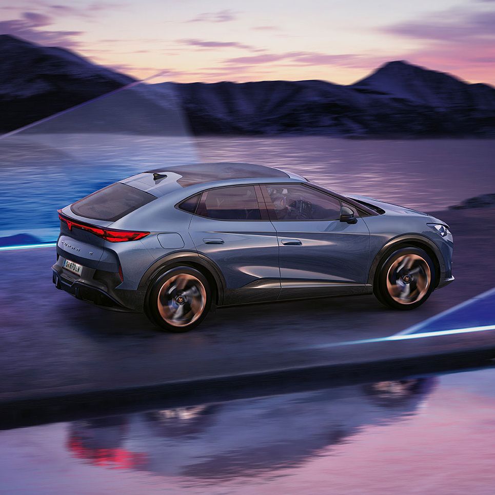 CUPRA Tavascan Seitenansicht vor See mit Bergen im Hintergrund