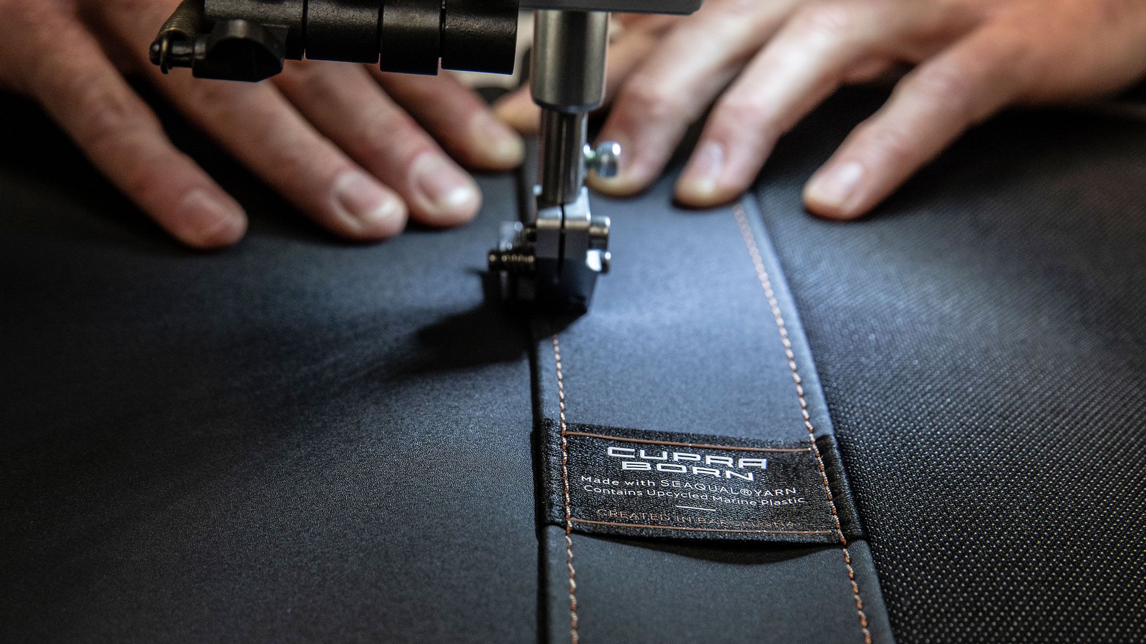 Gezeigt wird wie die Sitze des CUPRA Born aus nachhaltigem Material genäht werden.