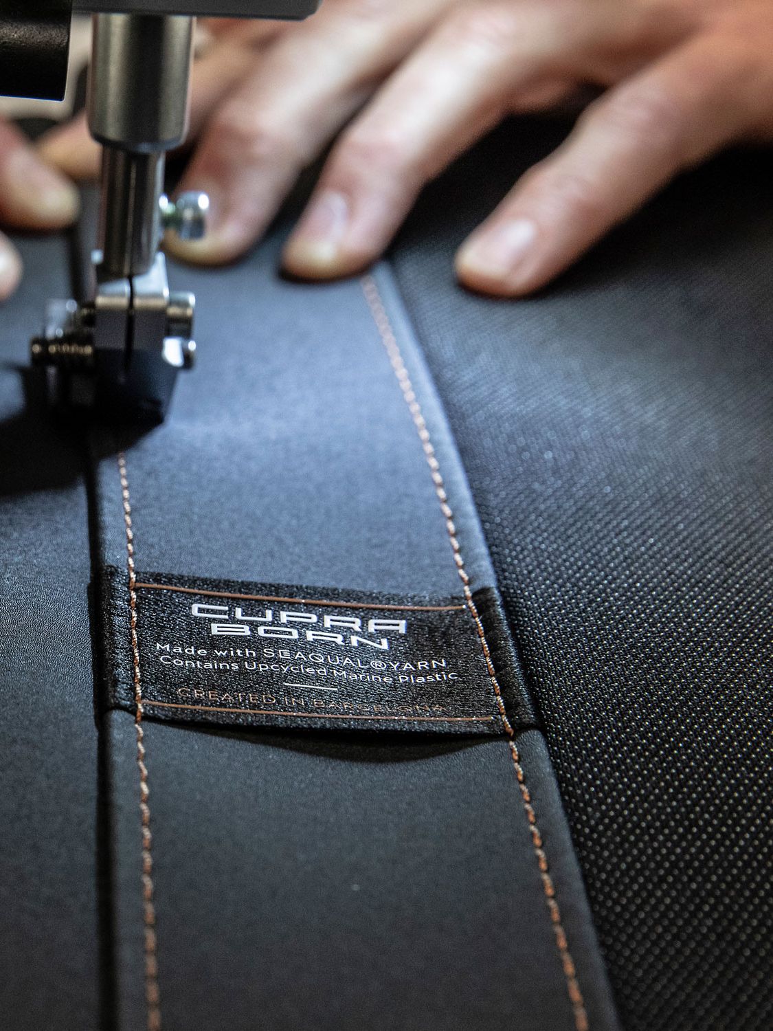 Gezeigt wird wie die Sitze des CUPRA Born aus nachhaltigem Material genäht werden.
