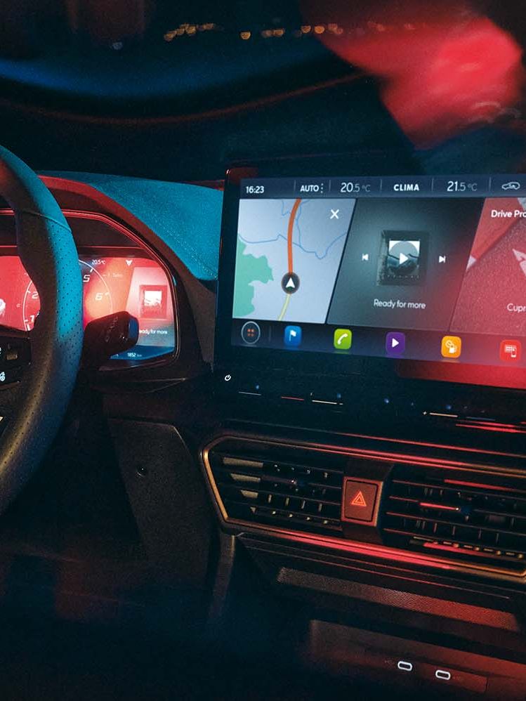 Blick vom Rücksitz auf die Armaturen eines CUPRA Formentor.