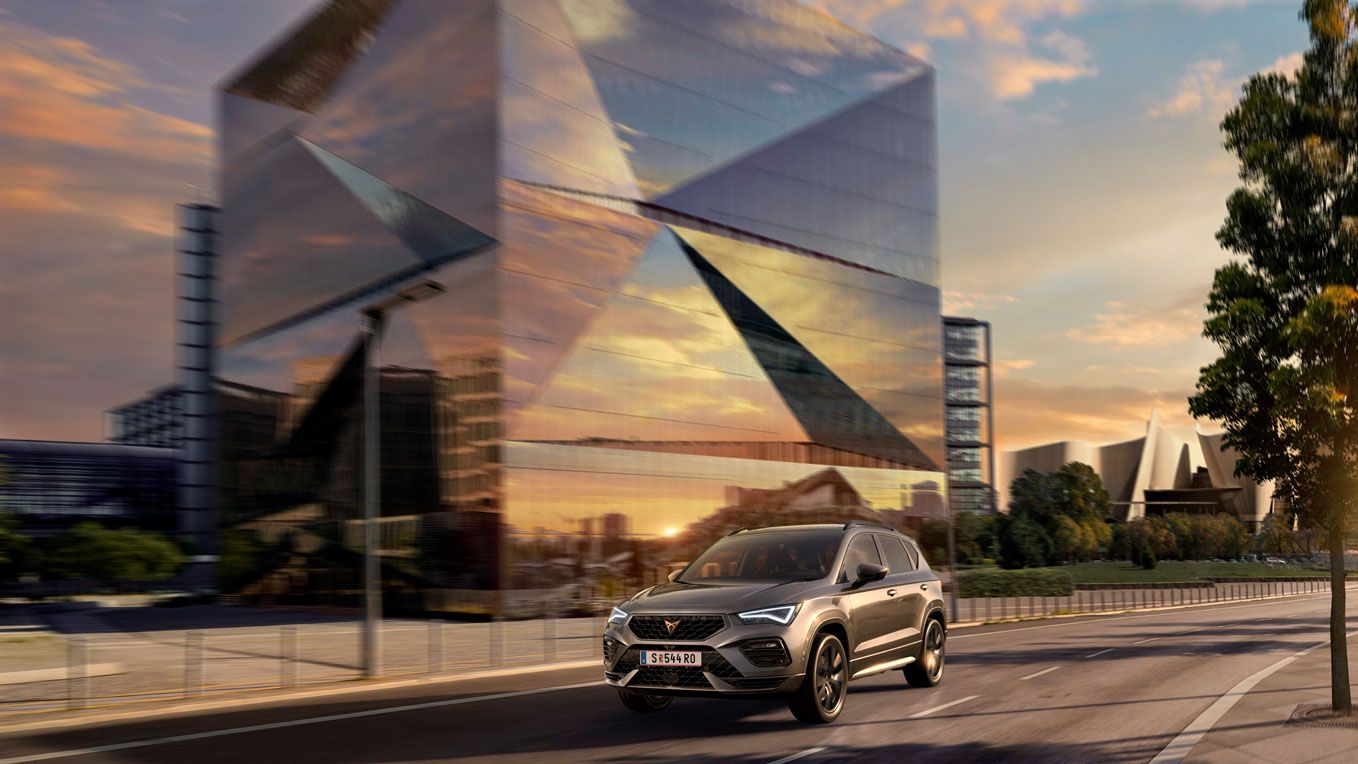 CUPRA Ateca dynamische Fahraufnahme in städtischer Umgebung