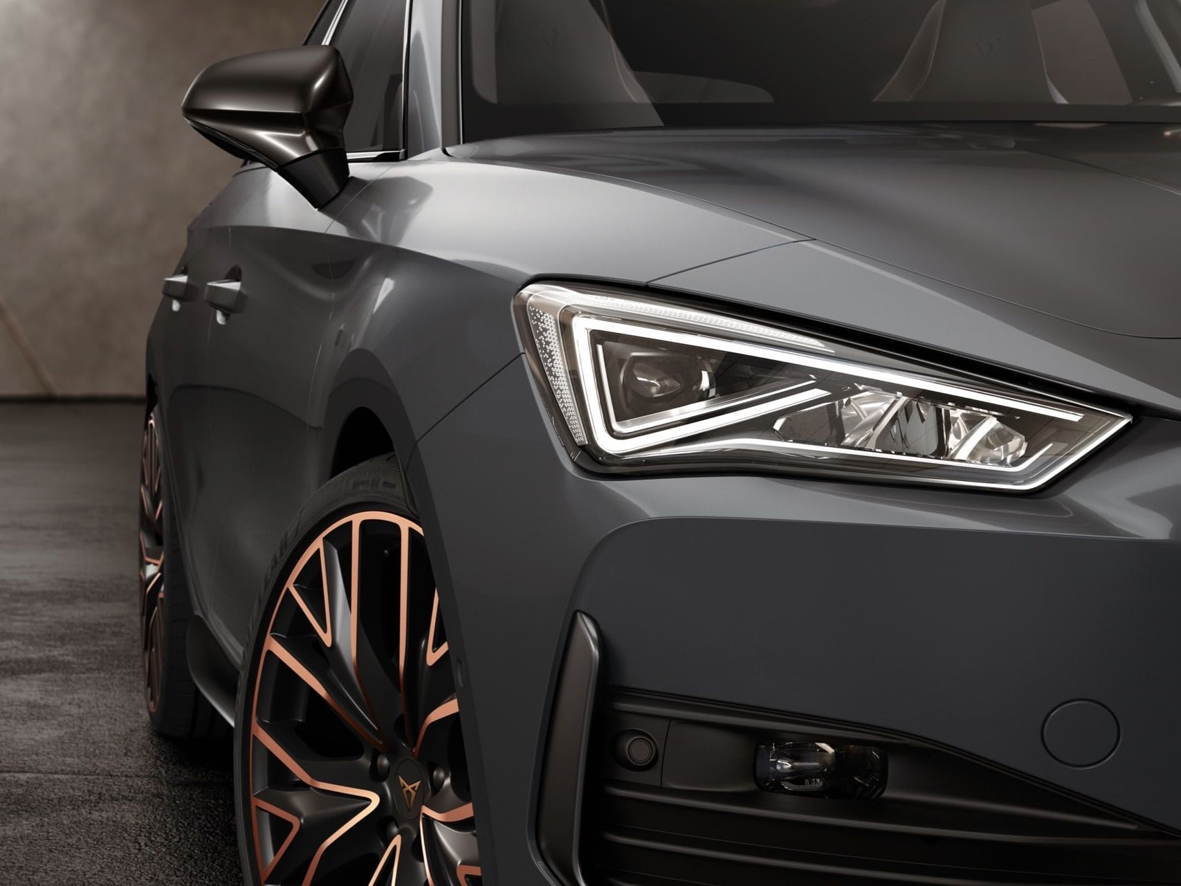 Neuer CUPRA Leon Sportstourer eHybrid Familiensportwagen in Graphene Grey mit elektrischer Ladestation