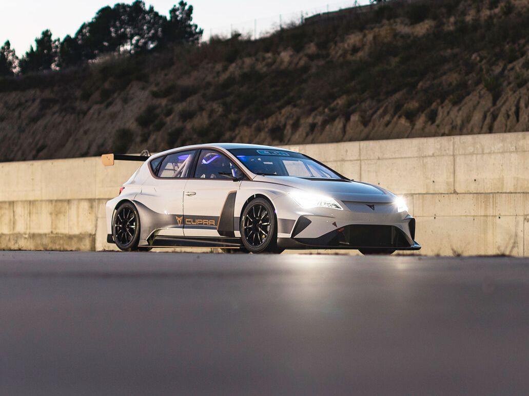 Ein weißer CUPRA e-Racer beim ETCR.