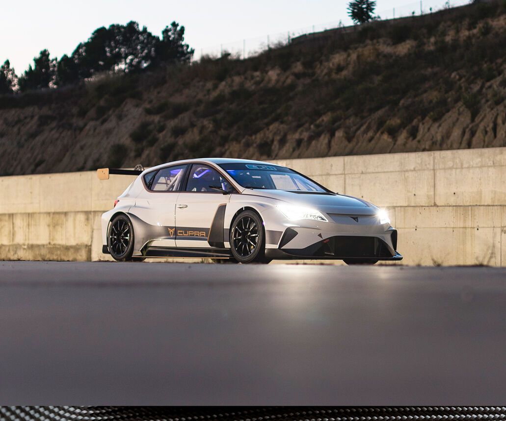 Auf dem Bild sind zwei Männer von hinten die zu den CUPRA Autos gehen