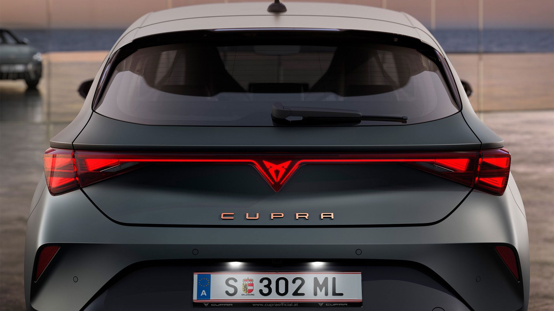 Heckansicht eines grauen CUPRA Leon.