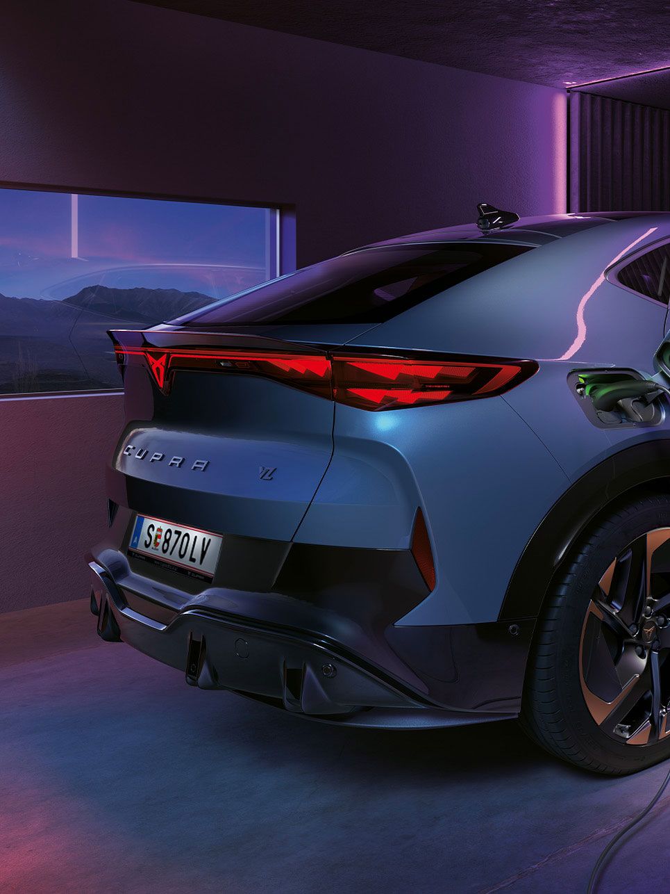 Schräge Hintere Seitenansicht eines CUPRA Tavascan beim Ladevorgang.