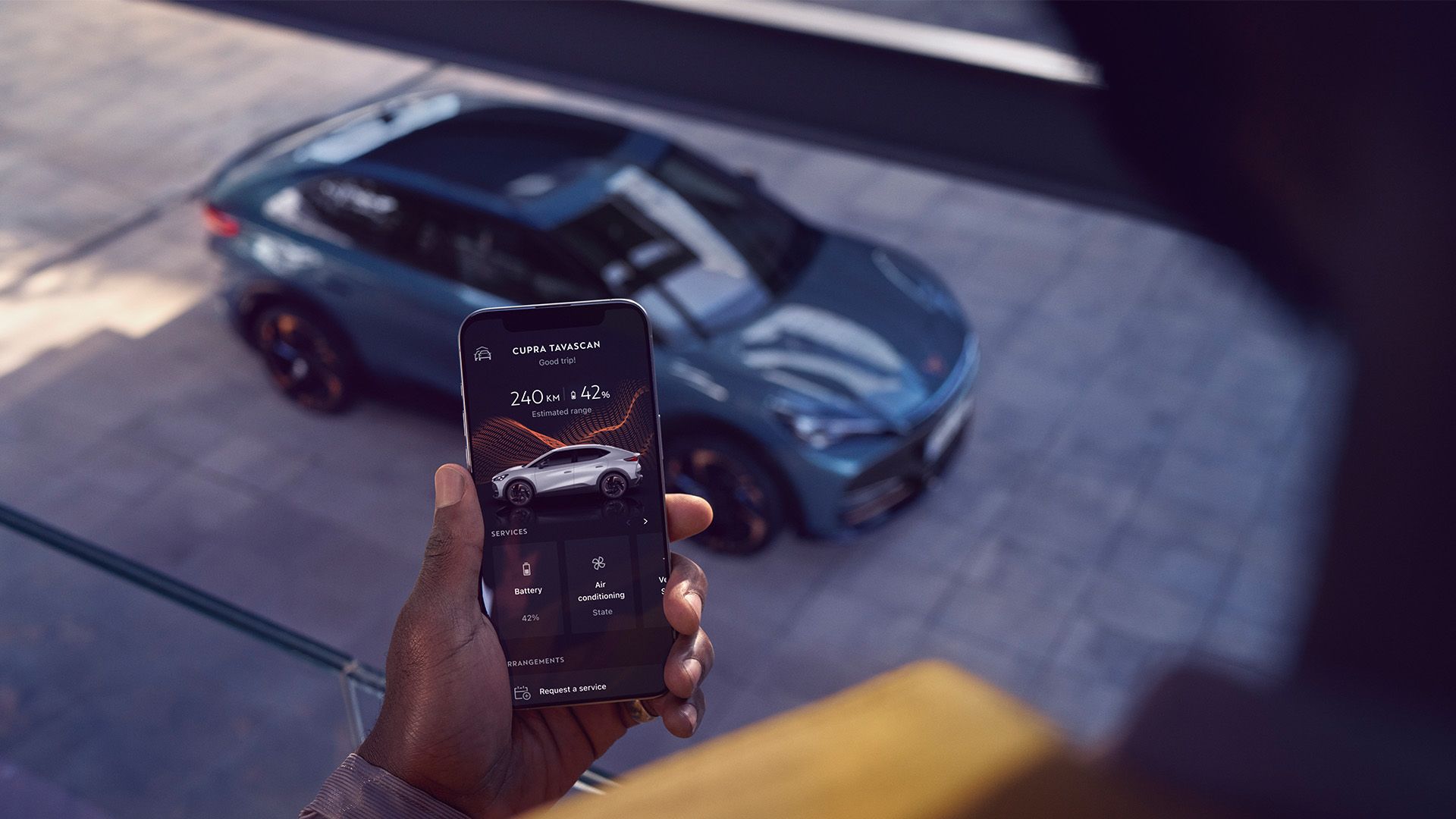 Fokusansicht der My Cupra App für den CUPRA Tavascan auf einem Smartphone,