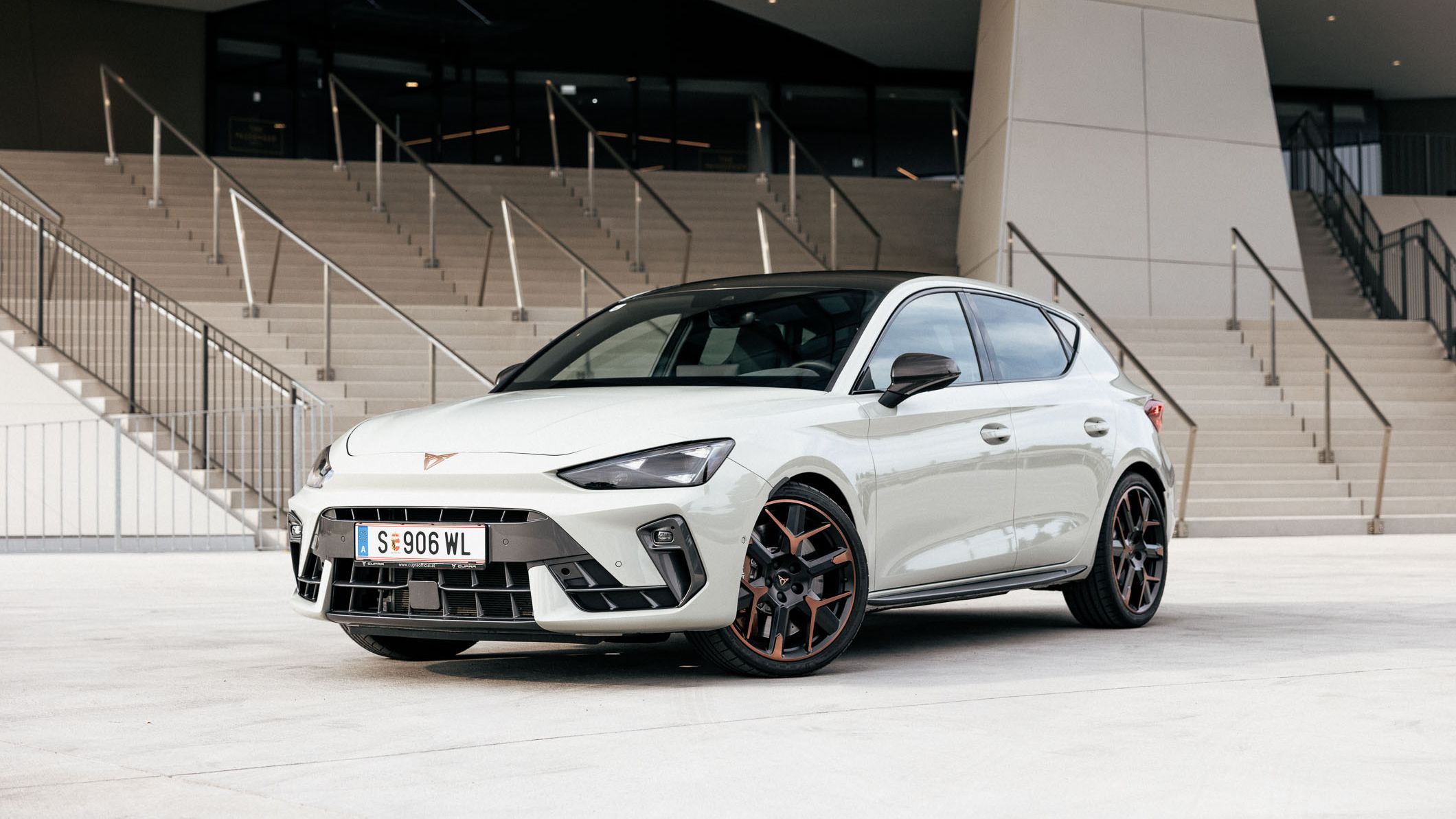 CUPRA Leon geparkt vor Treppen