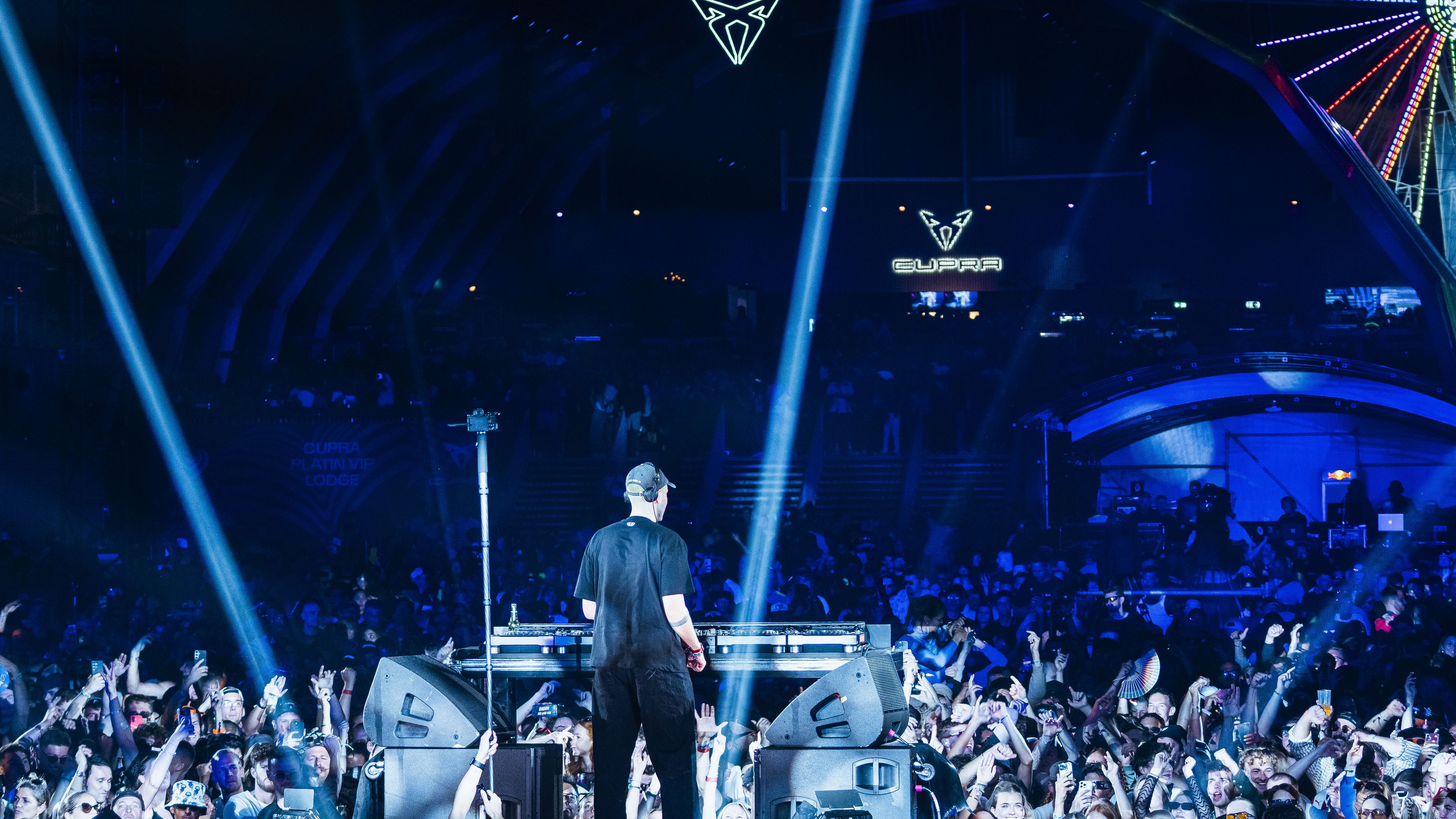 Electric Love Festival mit beleuchtetem CUPRA Logo und Riesenrad 