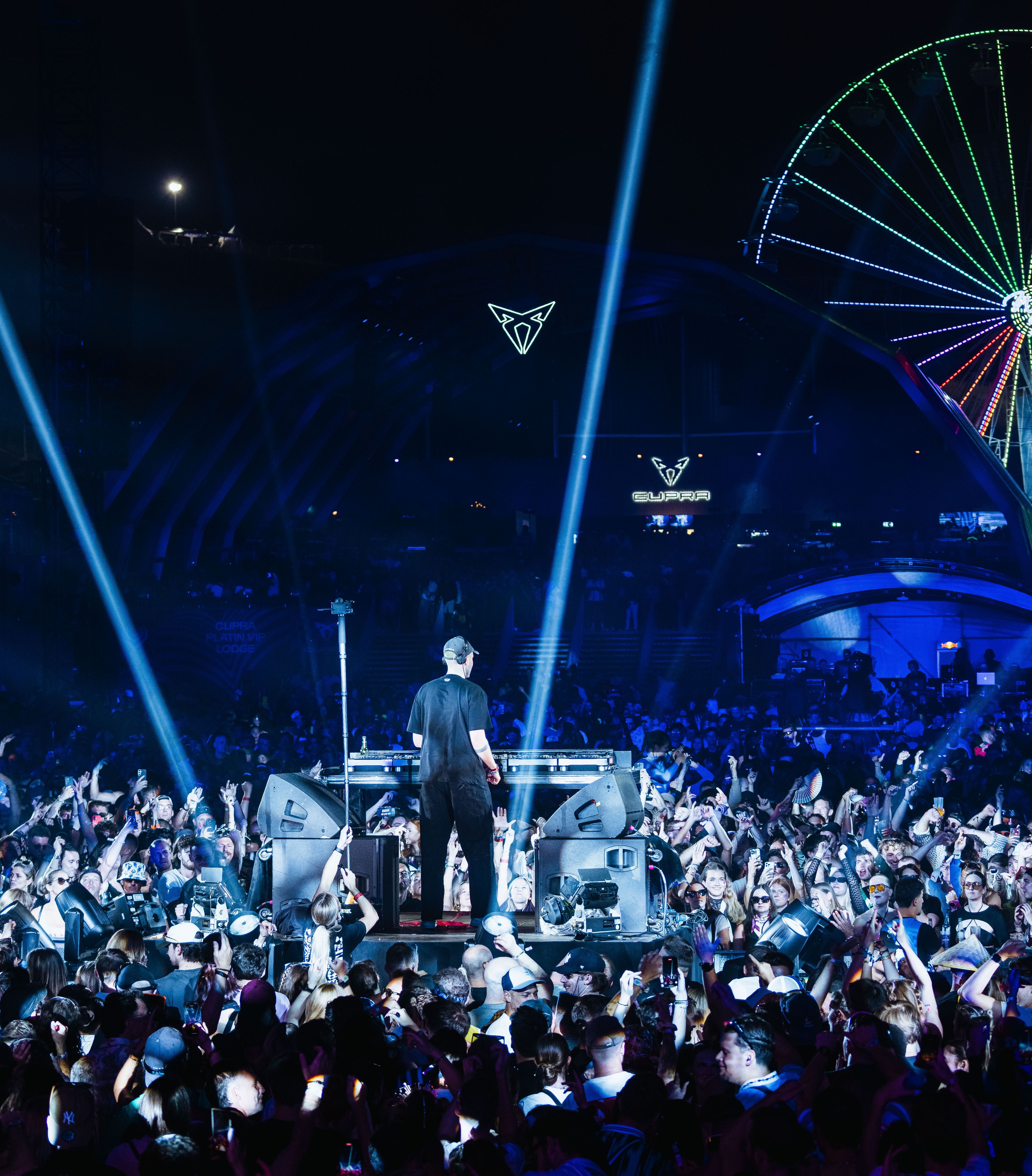Electric Love Festival mit beleuchtetem CUPRA Logo und Riesenrad 