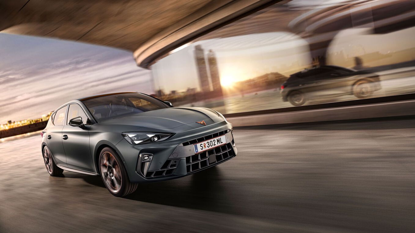 Schräge Vorderansicht eines grauen CUPRA Leon in voller Fahrt.