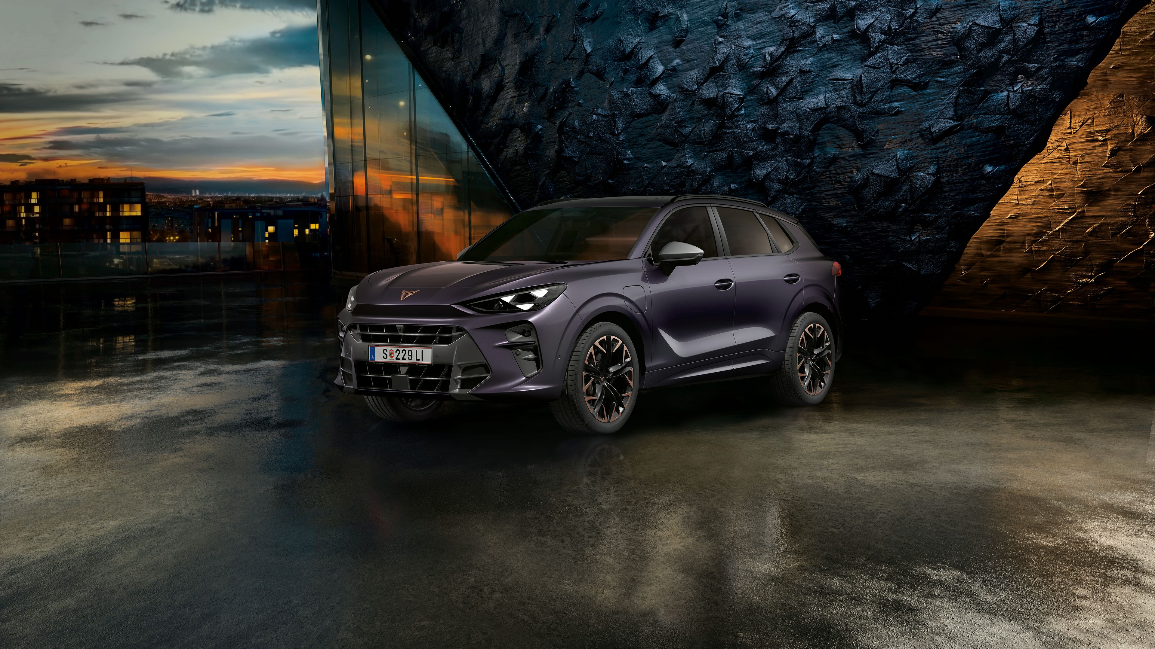 CUPRA Terramar vor einer Steinwand bei Sonnenuntergang